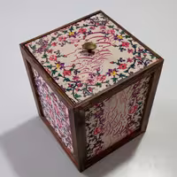 سطل چوبی درب دار با روکش پارچه مخمل طرح  نغمه خوان با خط بنفش   آرتمان