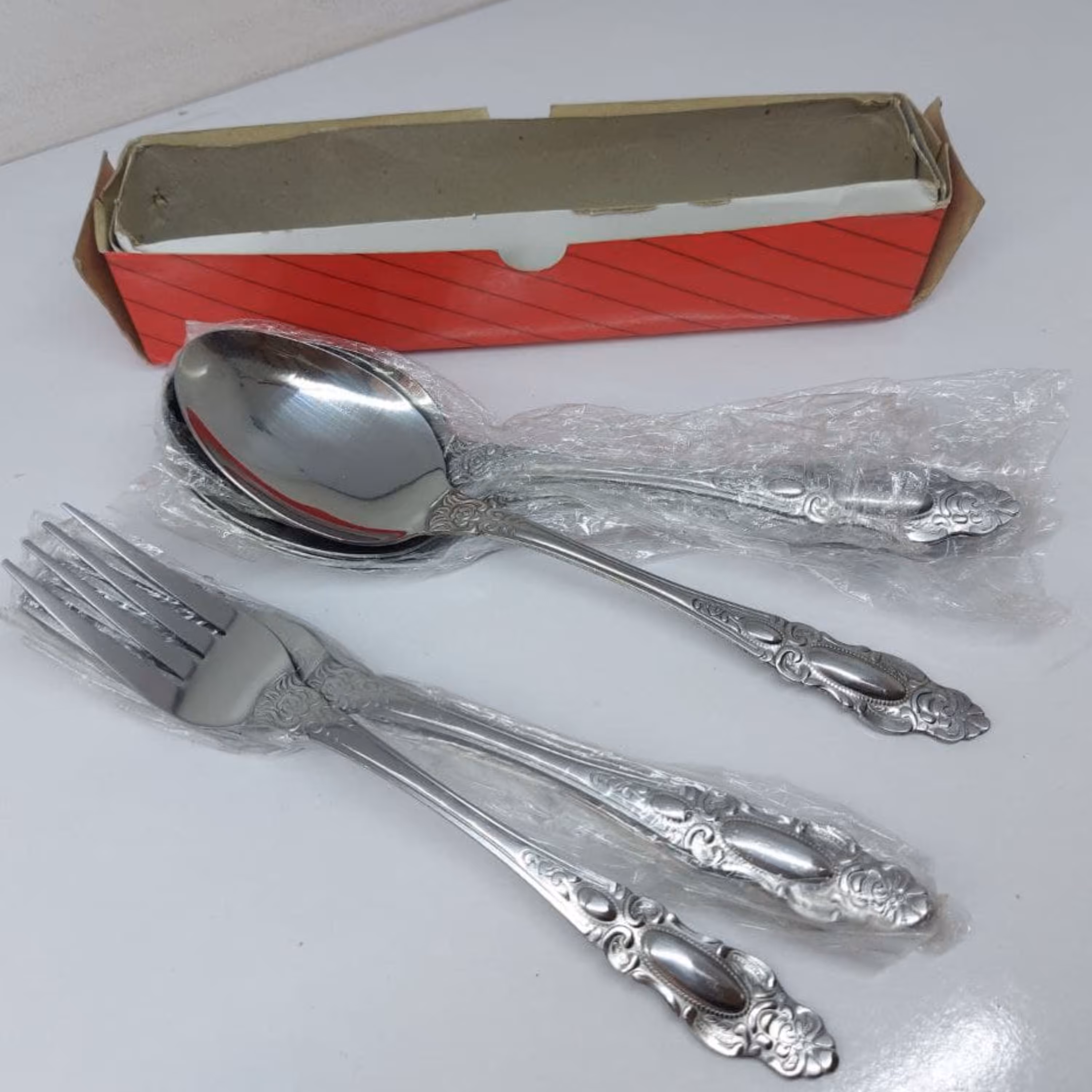سرویس قاشق چنگال اعلا استیل جعبه قرمز دارای 6چنگال و6قاشق