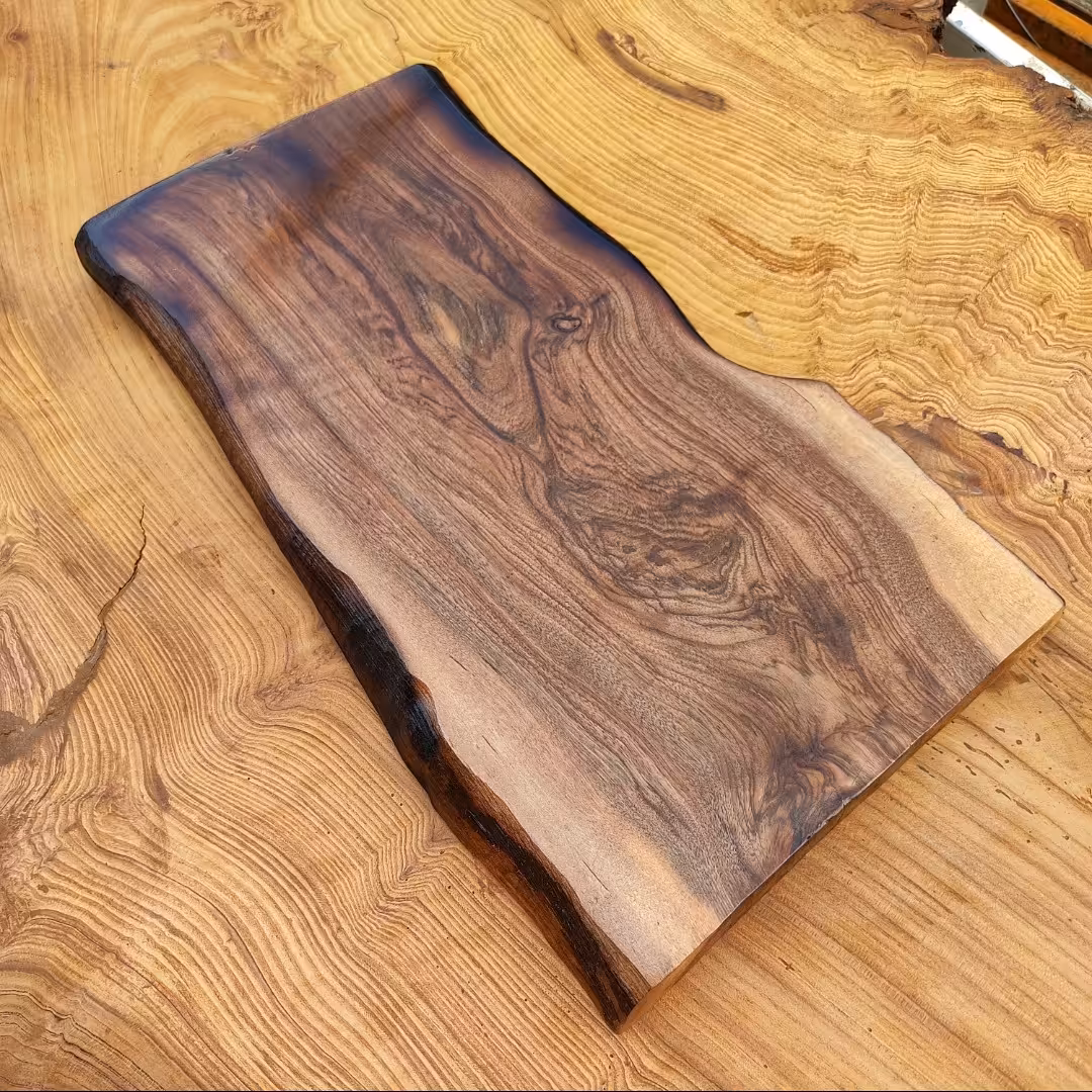 تخته سرو و تخته کار و تخته گوشت چوب گردو با ابعاد45در24در3.5سانت ضخامت و با  روکش پلی استر براق 