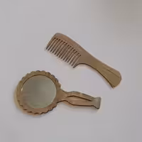 آیینه و شانه چوبی