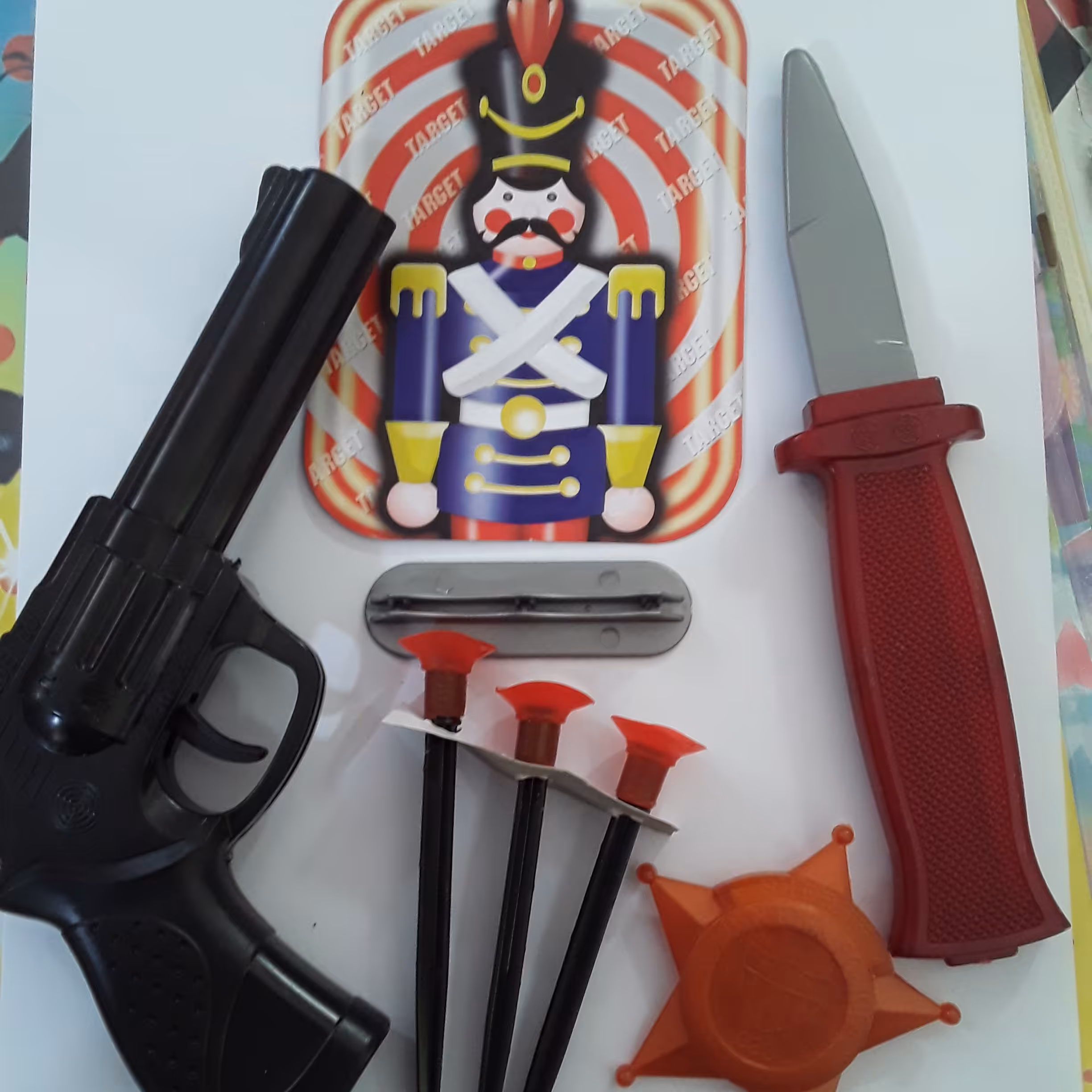 اسباب بازی مجموعه تفنگ و چاقو و تیر چسبی و نشانگر شلیک 