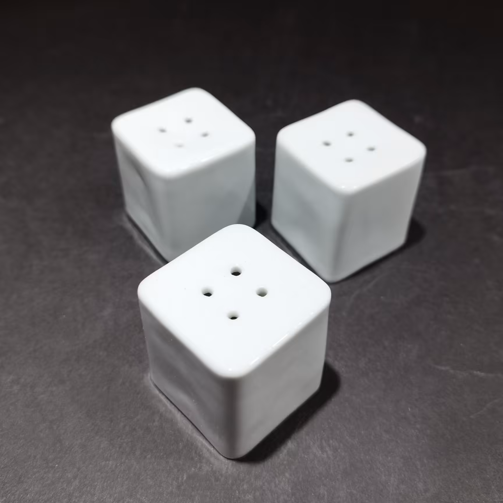 نمکدان چینی سفید ساده - نمکپاش چینی لورین - نمکپاش مکعبی کوچک (6 عدد) - ارسال رایگان