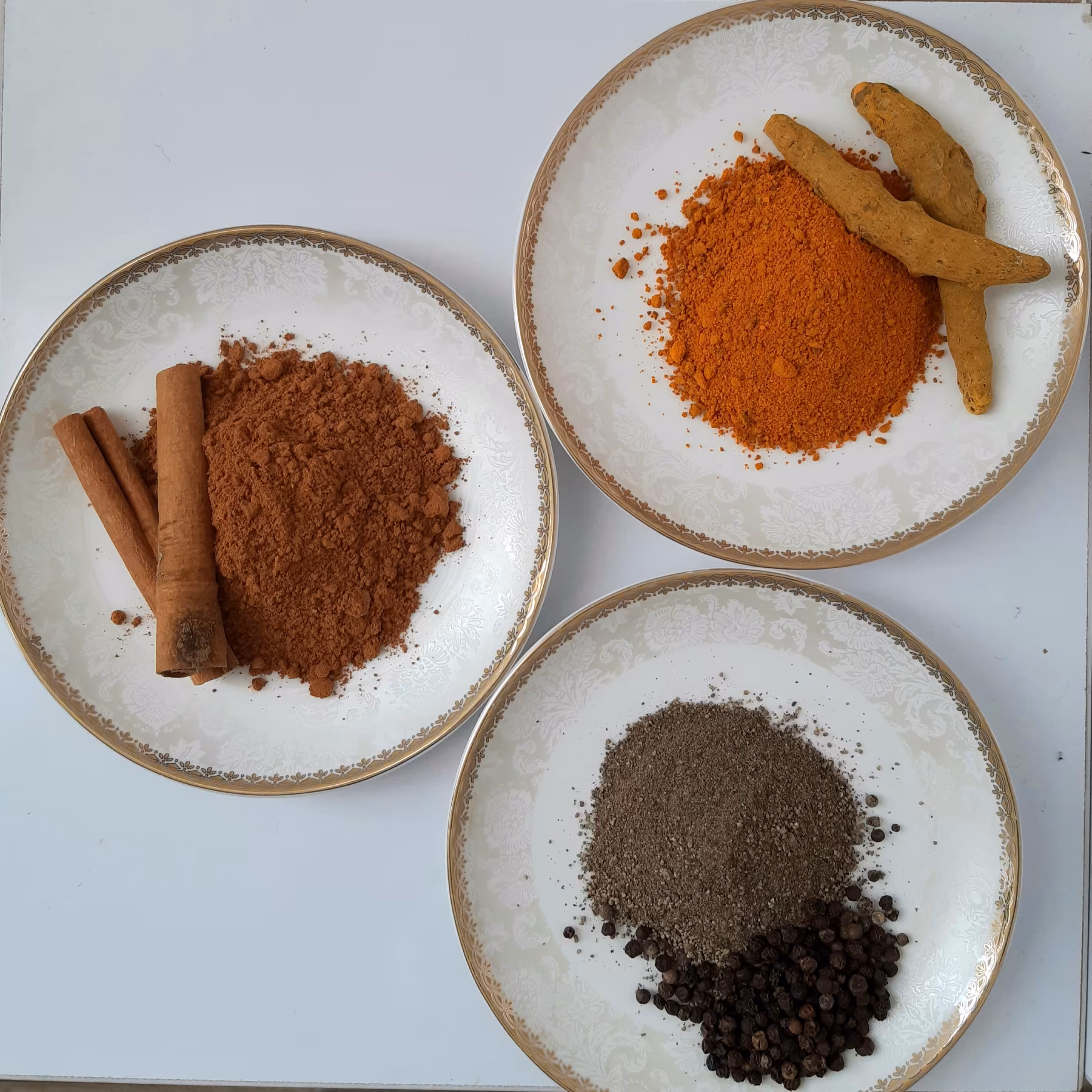 پک سه عددی ادویه شامل زرد چوبه، فلفل سیاه و دارچین، به صورت سالم یا پودر شده هرکدام 100گرم