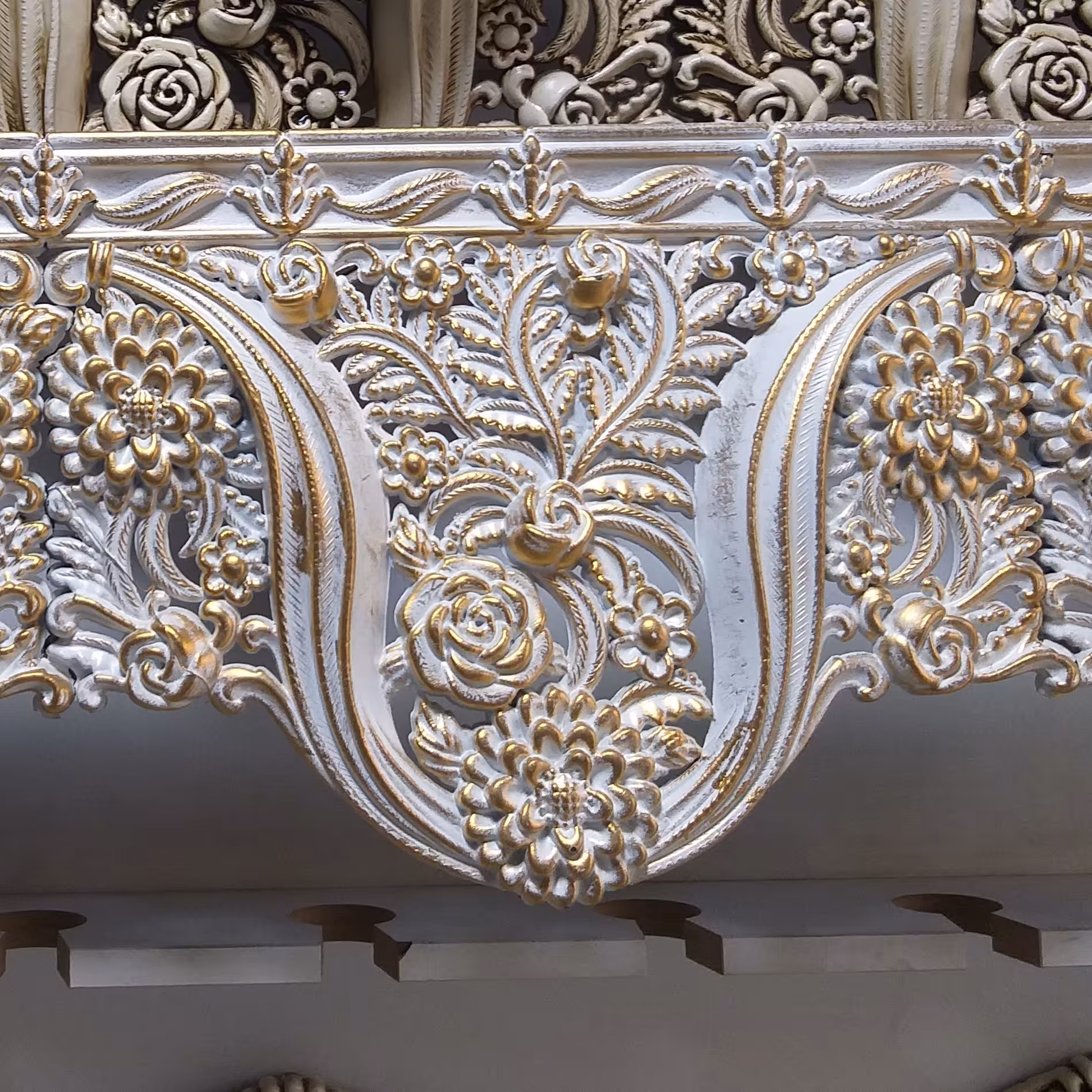 ارگ پرده در رنگ سفید و طلایی مناسب پدیرایی و دکور منزل در اندازه دلخواه