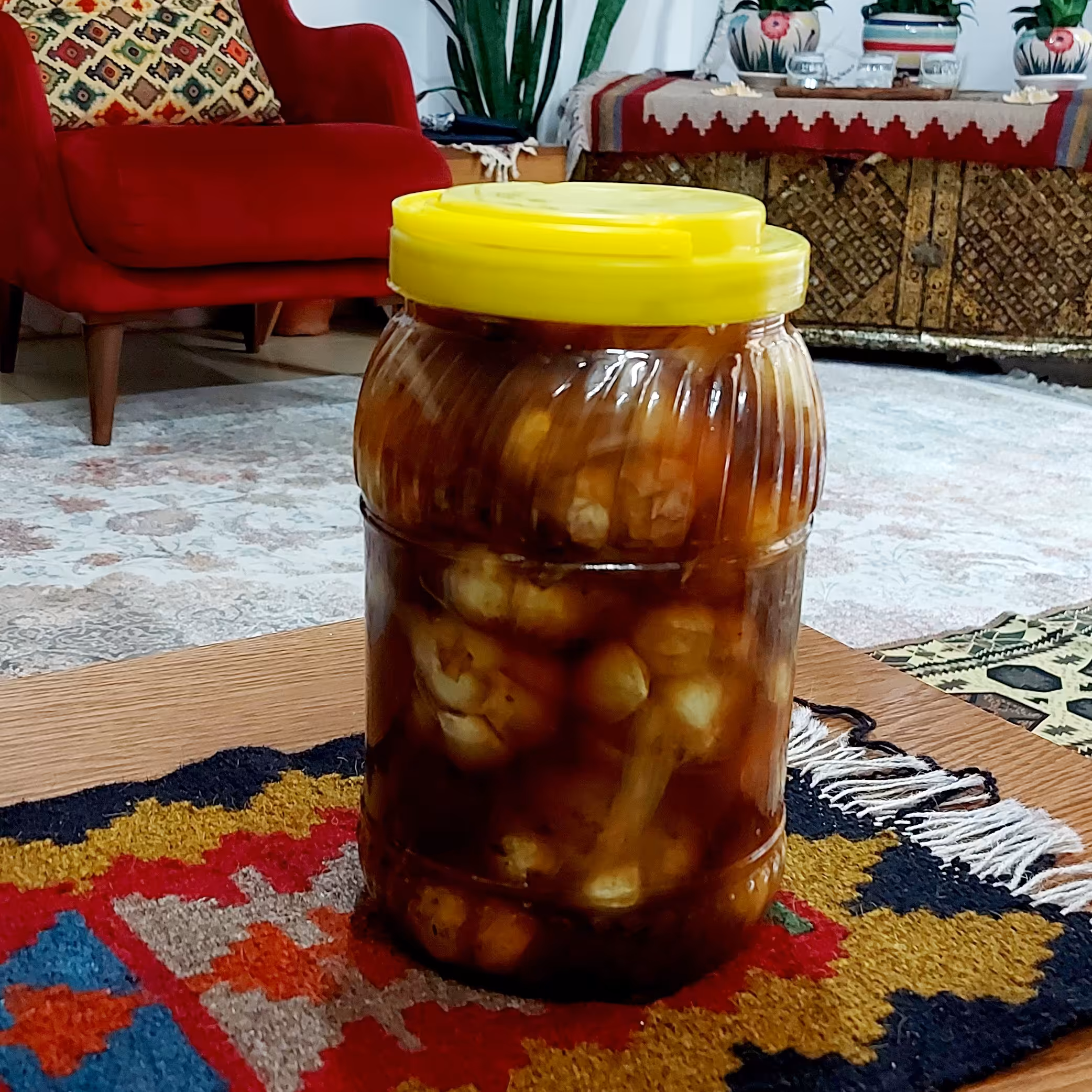 ترشی سیر خانگی تهیه شده از بهترین سیر همدان درجه یک و درشت وشیره خرما   انگور  بسته بندی 4کیلو 300