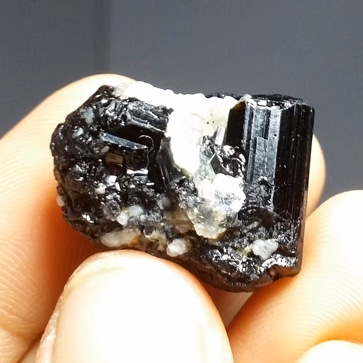 تورمالین سنگ راف تورمالین شرول ضلع دار باتلالوئی بی نظیر مختص کلکسیون کد11331