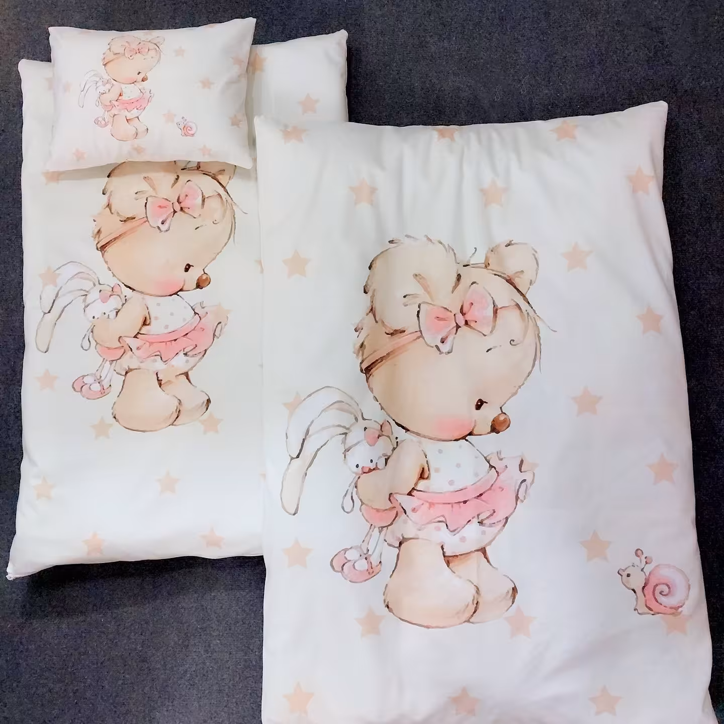 تشک بهمراه بالشت و پتو دم دستی تم خرسی دخترانه سایز دو 