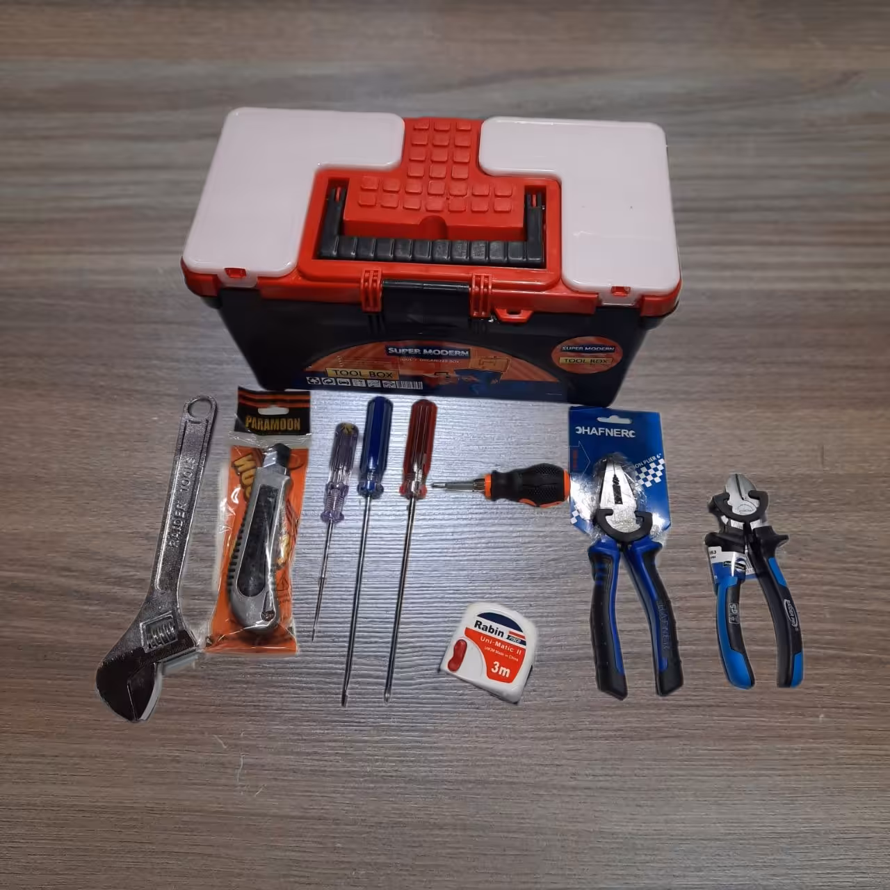 جعبه ابزار پلاستیکی با لوازم ضروری 