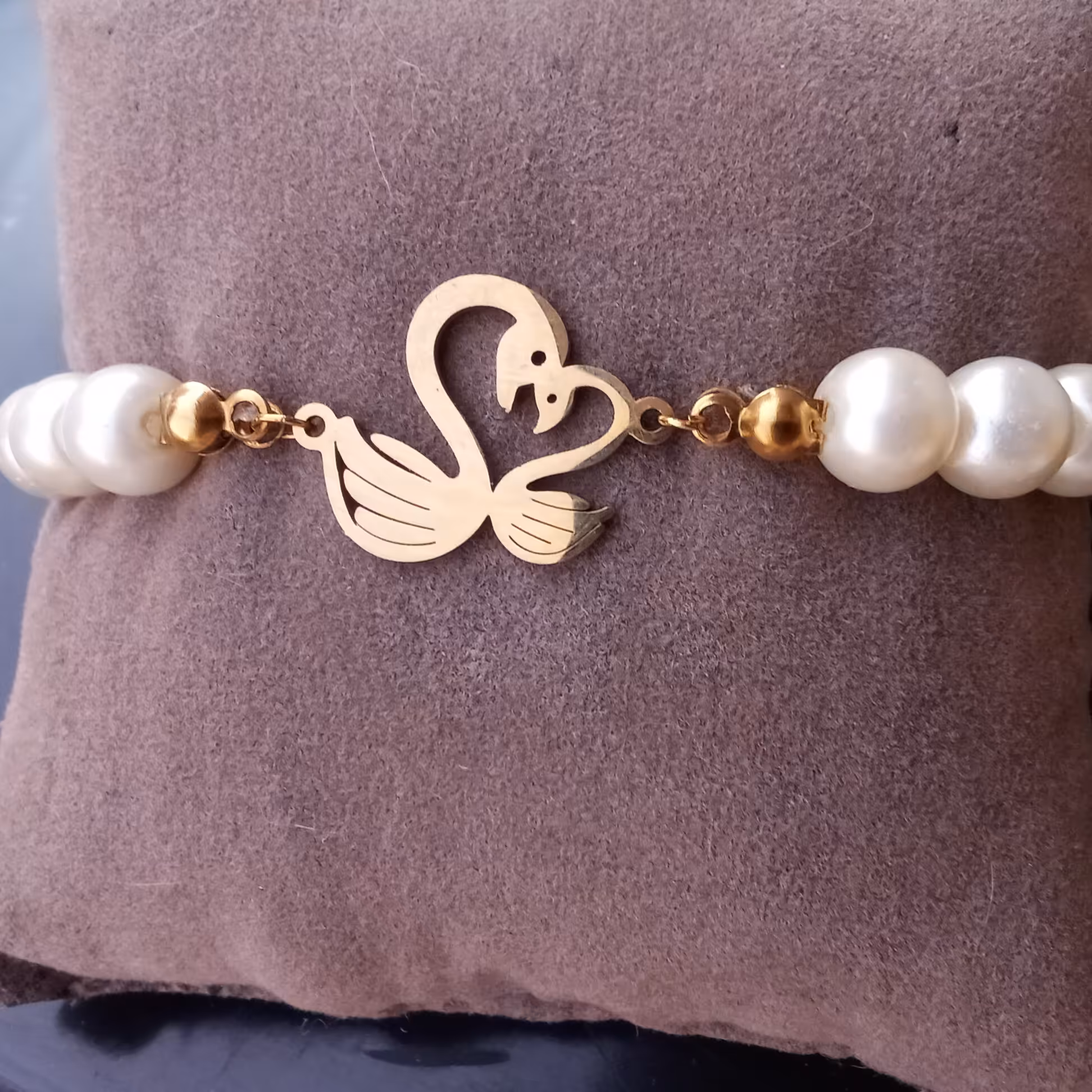 دستبند زنانه و دخترانه مدل قو مرواریدی دست ساز رنگ ثابت نیل