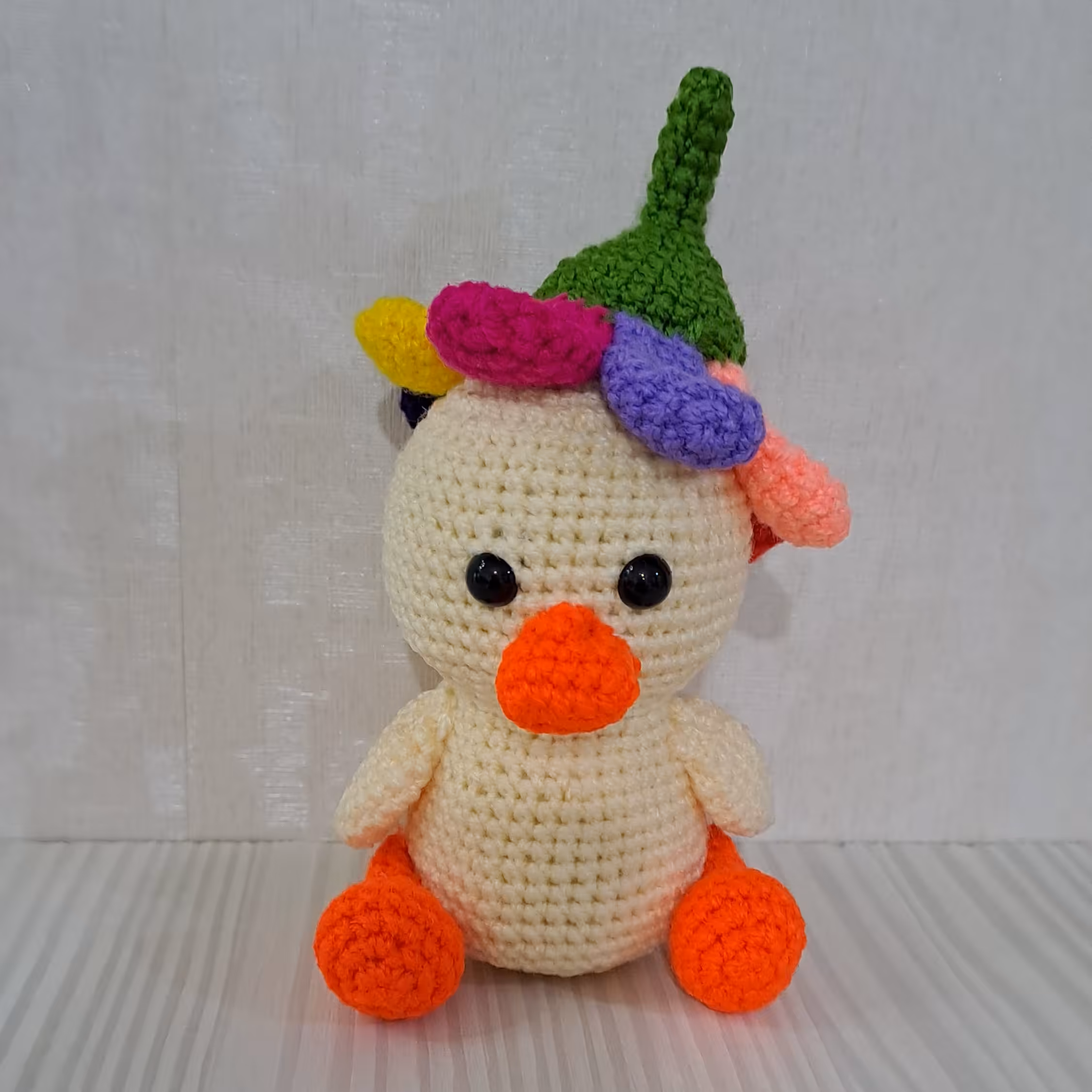  جوجه اردک  قلاب بافی زیبا رنگ کرم  قد 13 سانتی متر     چشم ها واشر دار     پر شده با الیاف ضد حساسیت  