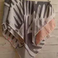 روسری قواره کوچیک طرح ال وی رنگ طوسی صورتی دوردوخت