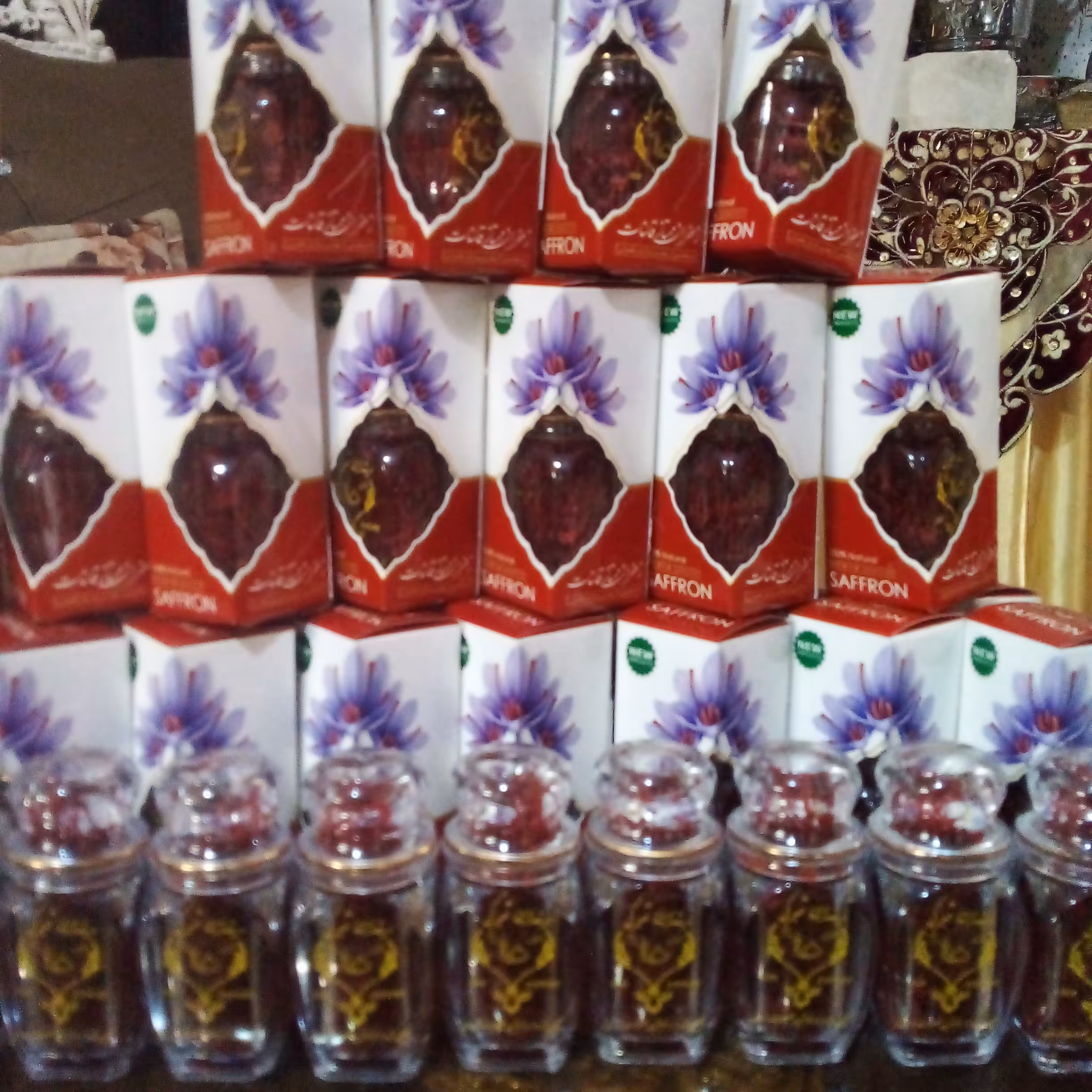 زعفران سوپرنگین صادراتی قائنات با عطر و رنگ عالی تضمینی در ظرف دربدار 2گرمی