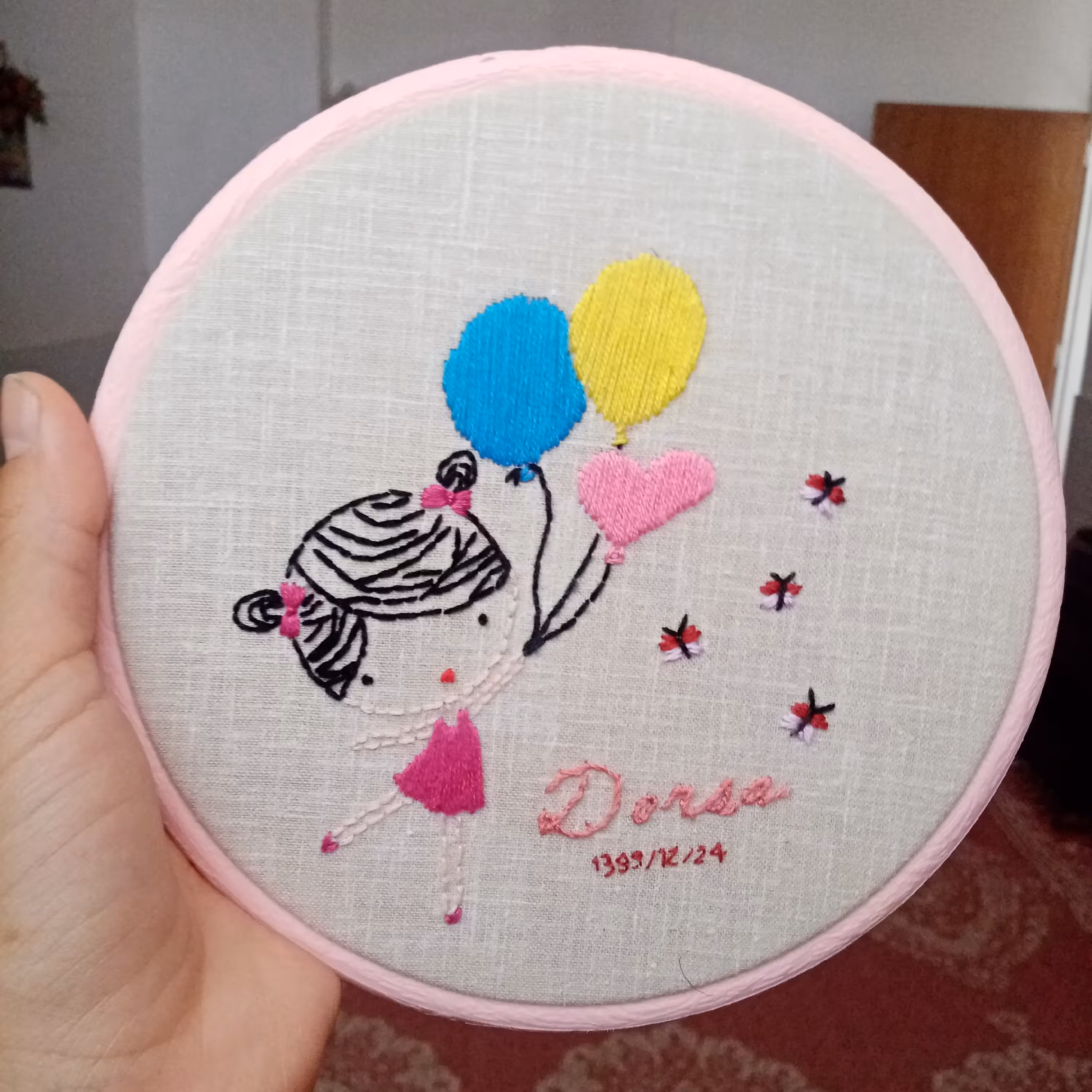 دیوارکوب گلدوزی شده کودک دختر