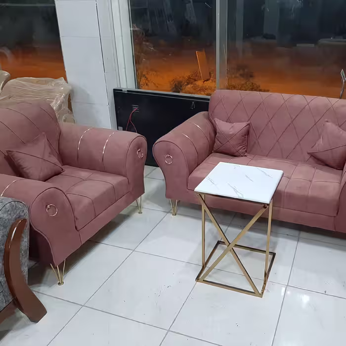 مبلمان راحتی پایه استیل رنگ بندی دارد