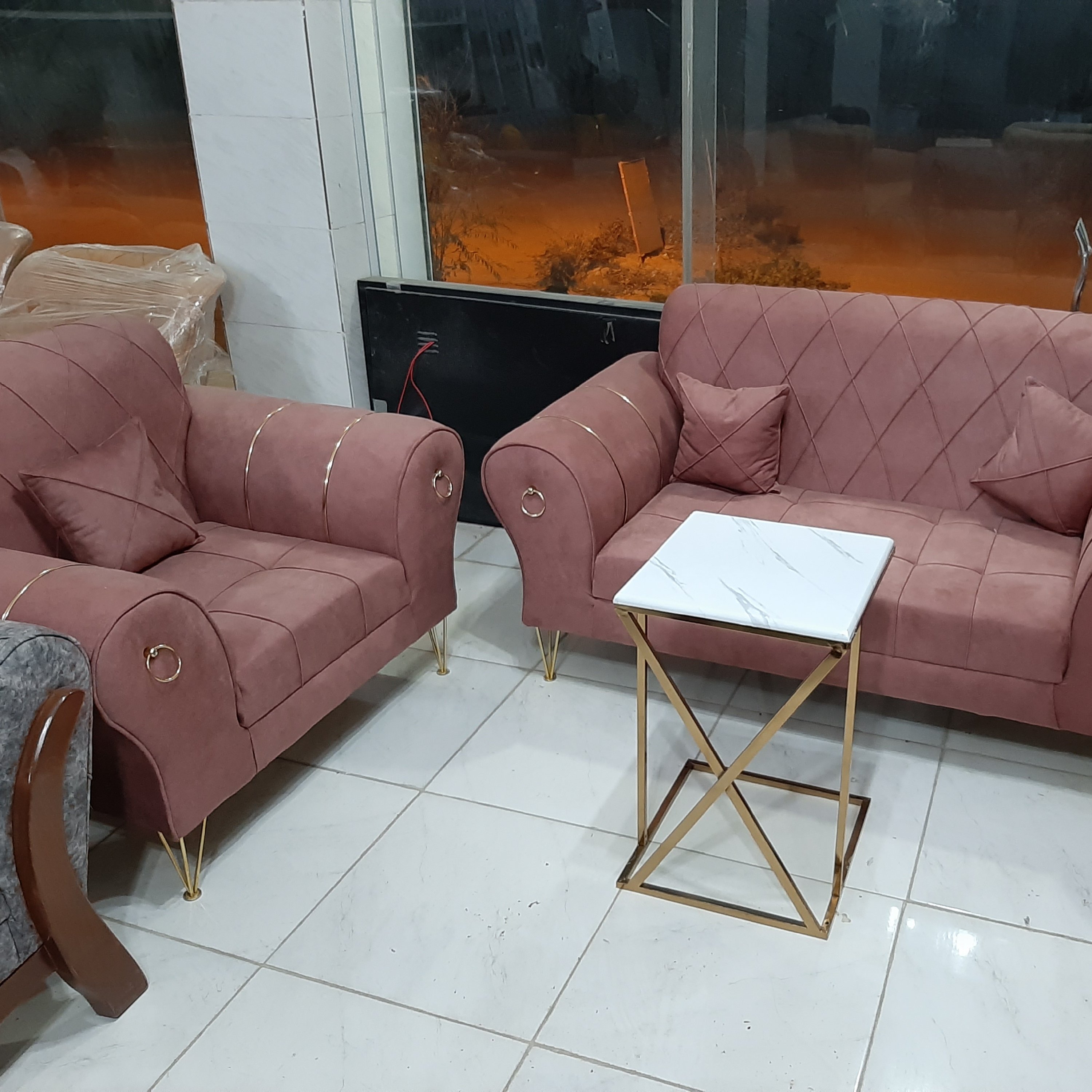 مبلمان راحتی پایه استیل رنگ بندی دارد