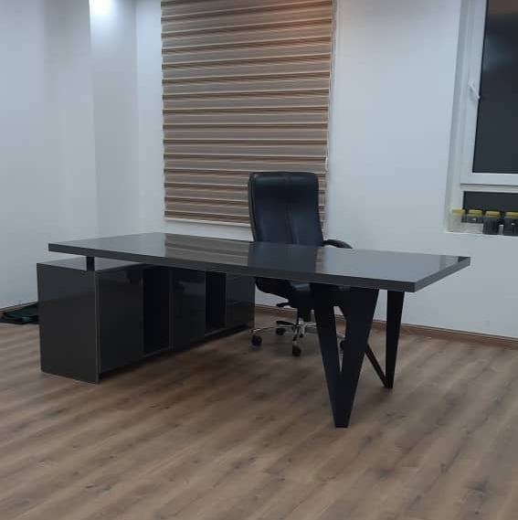 میز کلاسیک پایه فلزی