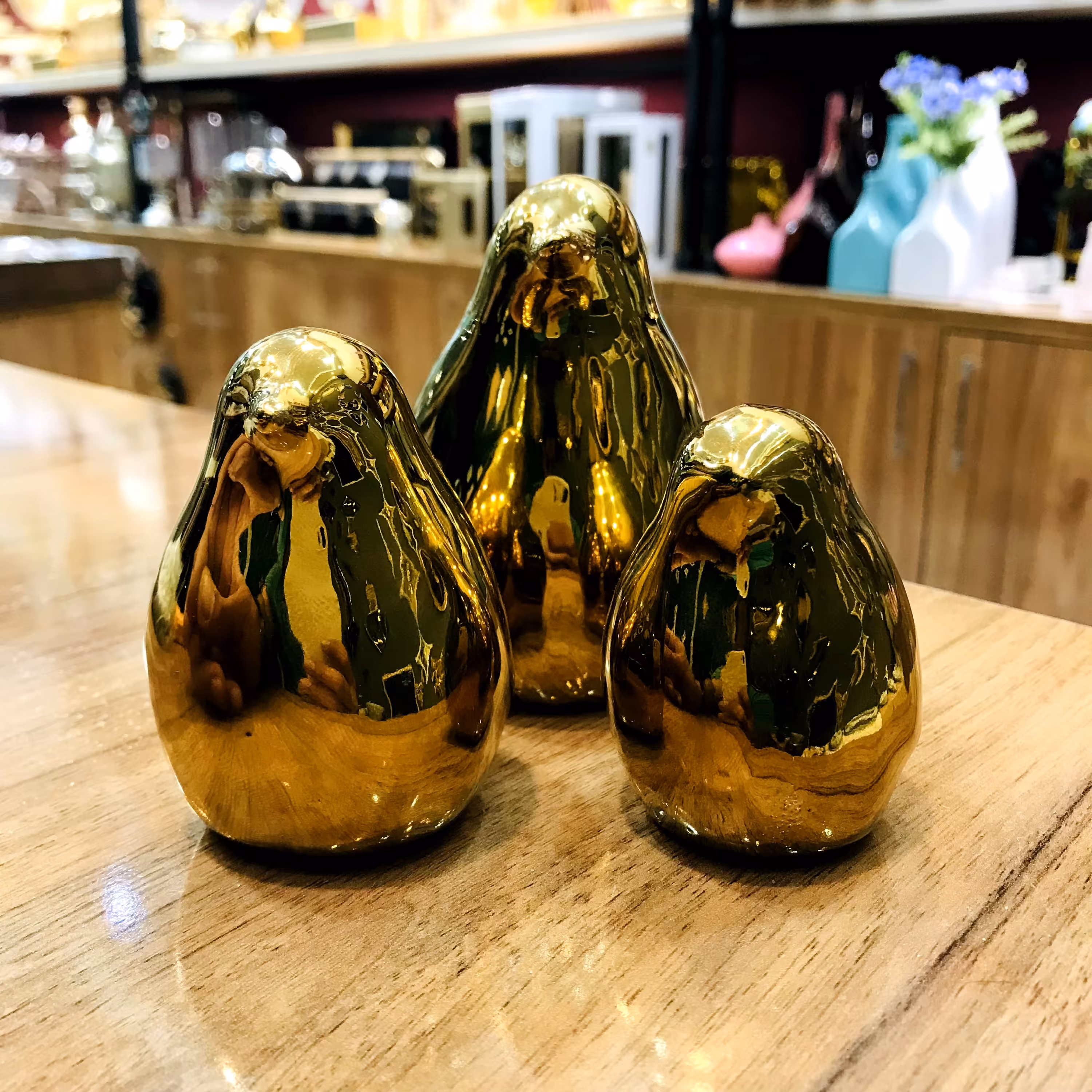 اکسسوری مجسمه سرامیکی طلایی طرح پنگوئن خانواده سه تایی