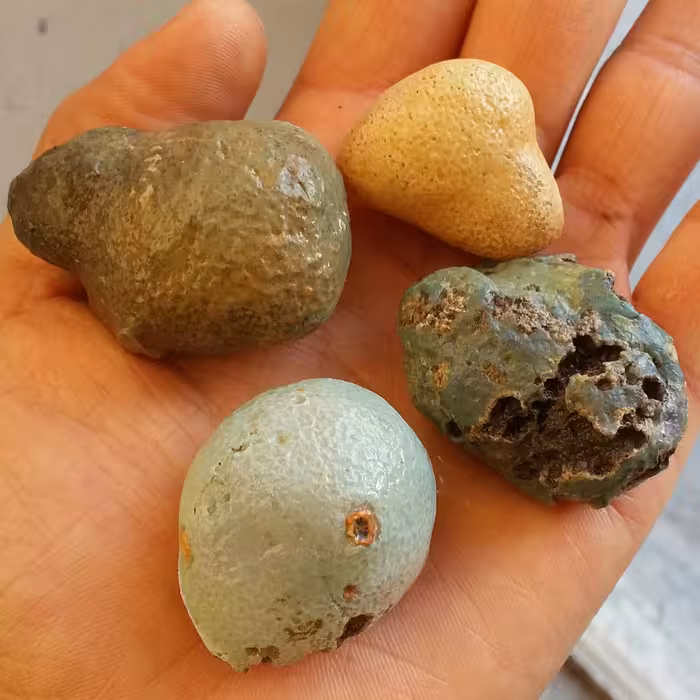 مجموعه 4 عددی سنگ راف خام عقیق برش نخورده بسیار زیبا 100 در 100 طبیعی سرشار از خوااص شاهکار خلقت
با قابلیت ساخت چند نگین