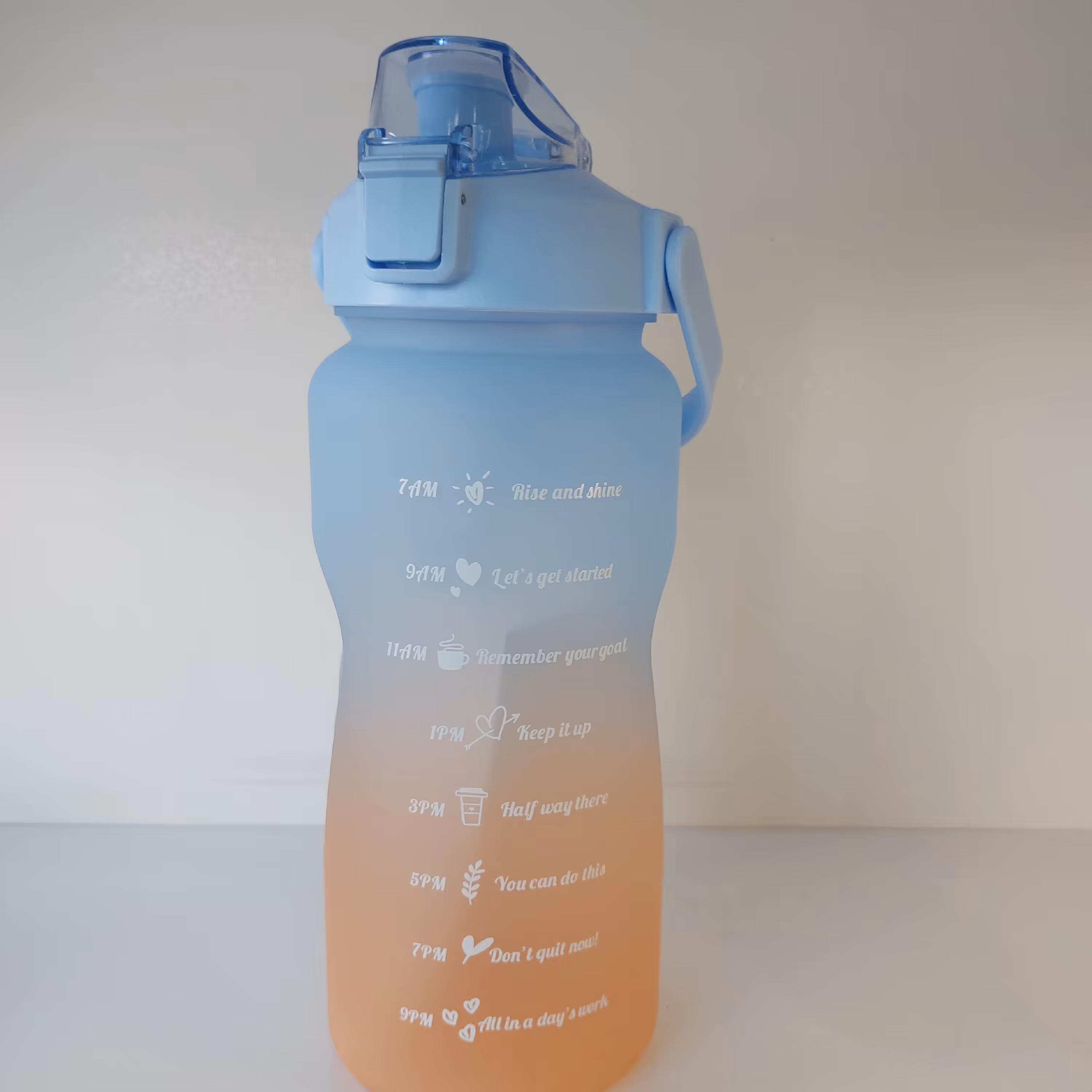 قمقمه سیلیکن  دو رنگ نارنجی و آبی نشکن که از پلاستیک درجه یک تهیه شده و وارداتی میباشد