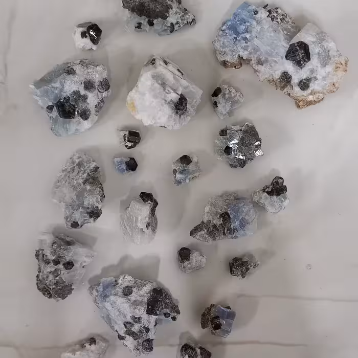 بلورررر های زیبا  سنگ گارنت  سبز  خوش رنگ  مناسب کلکسیون دار ها و مجموعه دارها