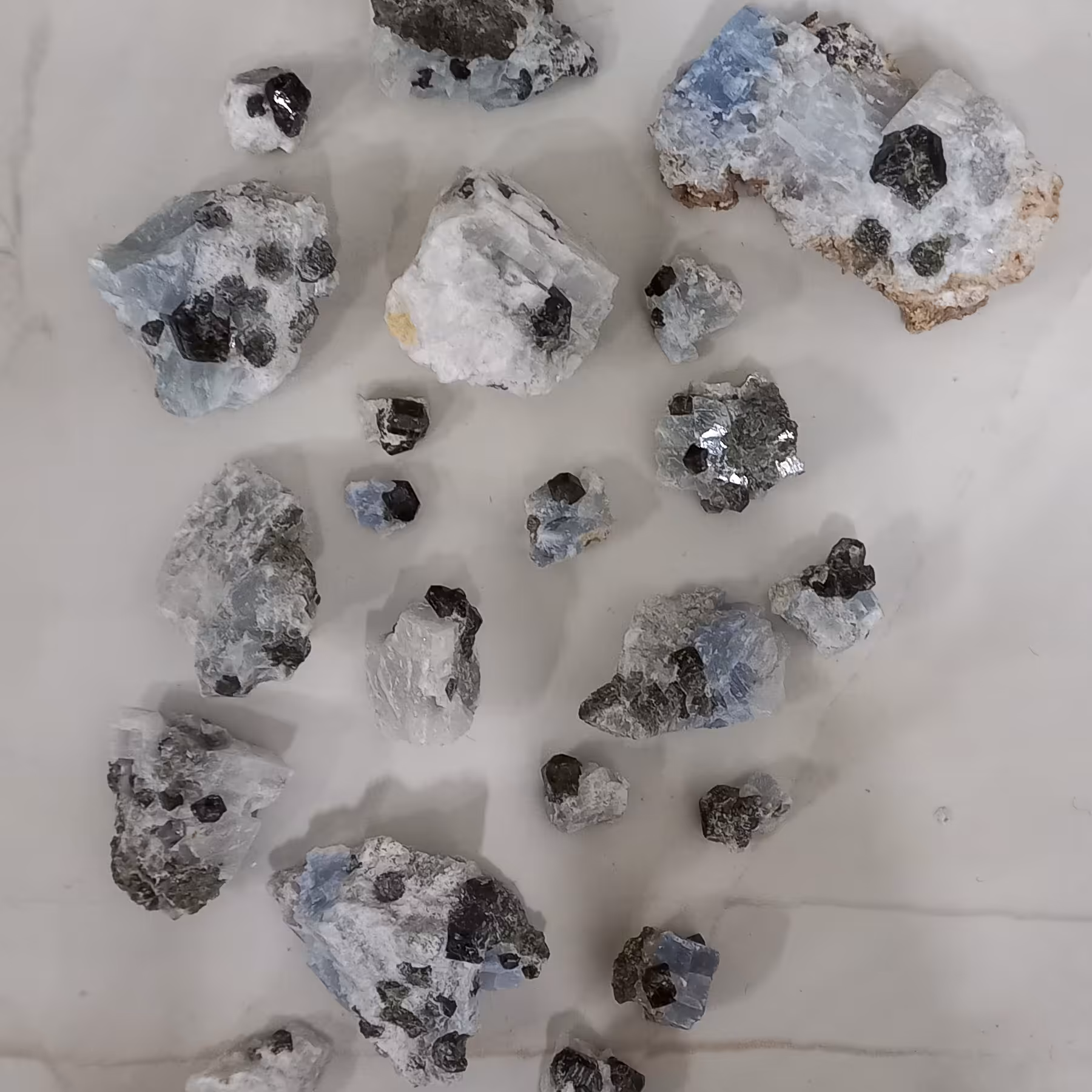 بلورررر های زیبا  سنگ گارنت  سبز  خوش رنگ  مناسب کلکسیون دار ها و مجموعه دارها