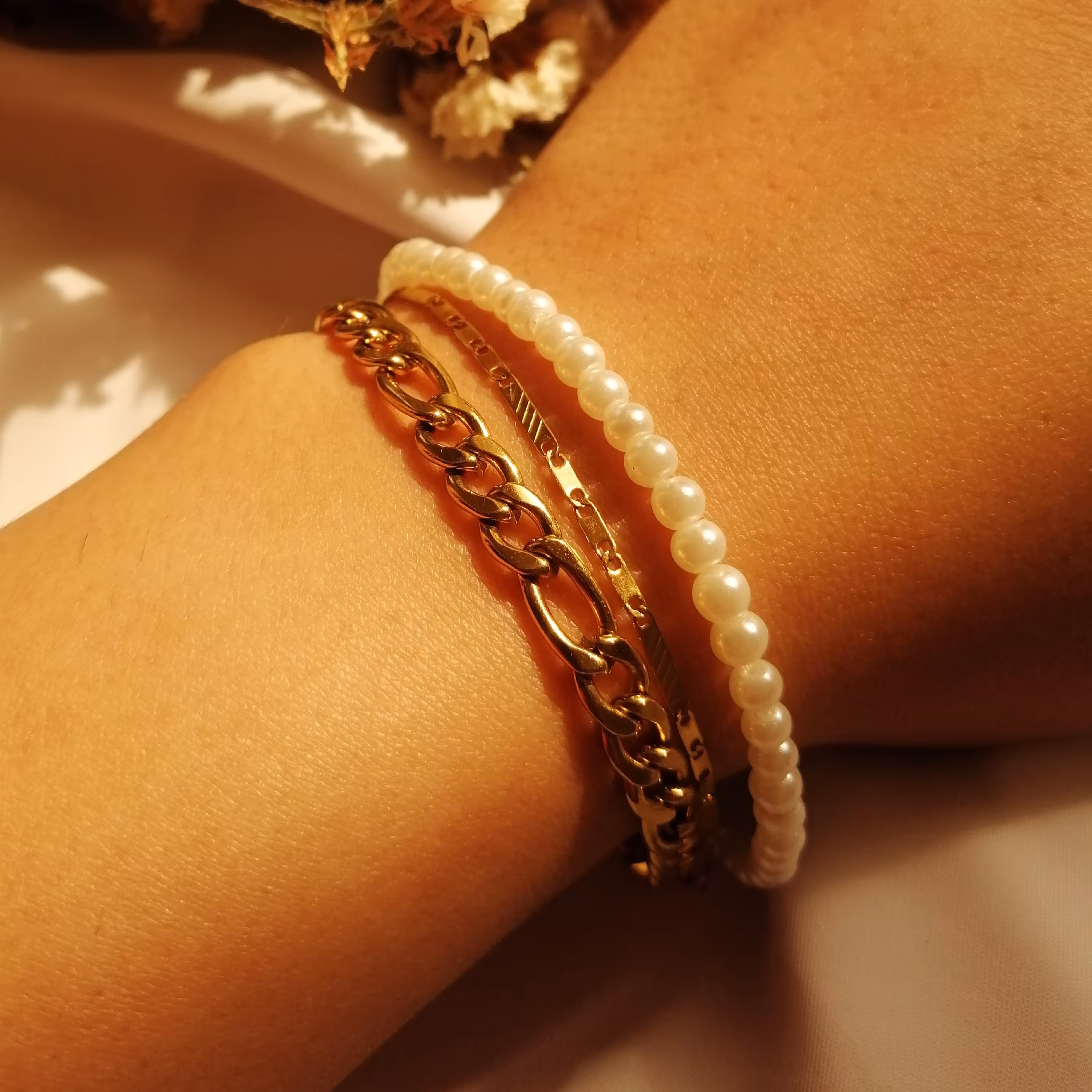 دستبند های دولاین و سه لاین مرواریدی  بسیار با کیفیت و ضدحساسیت ،مناسب خاص پسندا. 