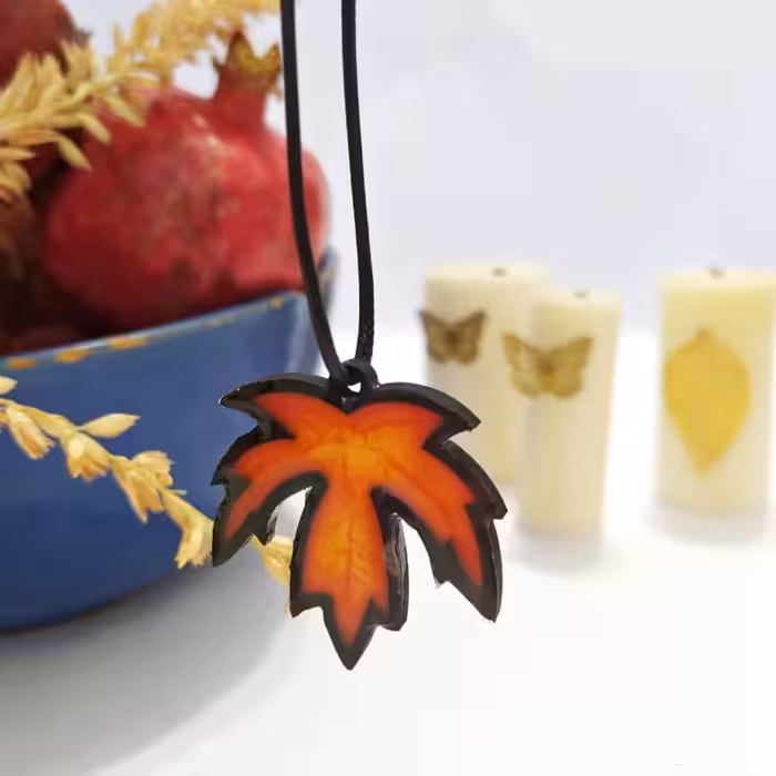 گردنبند و آویز چوب و رزین طرح برگ پاییزی  با بند چرمی