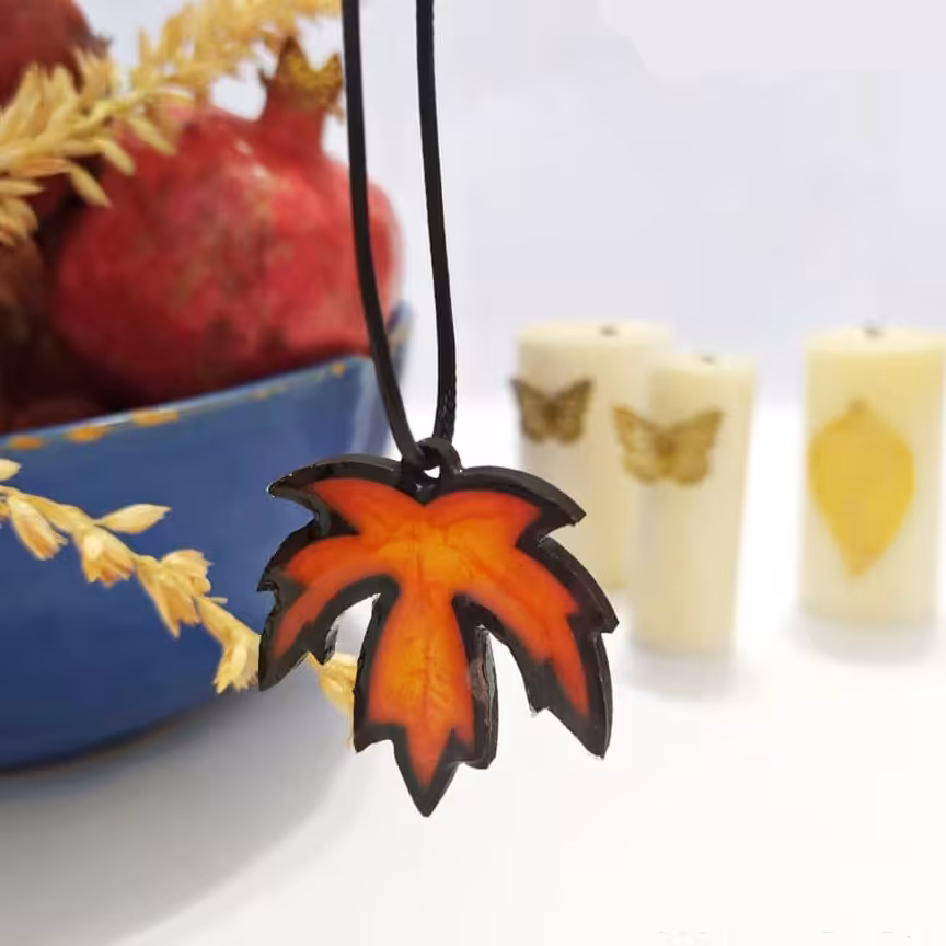 گردنبند و آویز چوب و رزین طرح برگ پاییزی  با بند چرمی