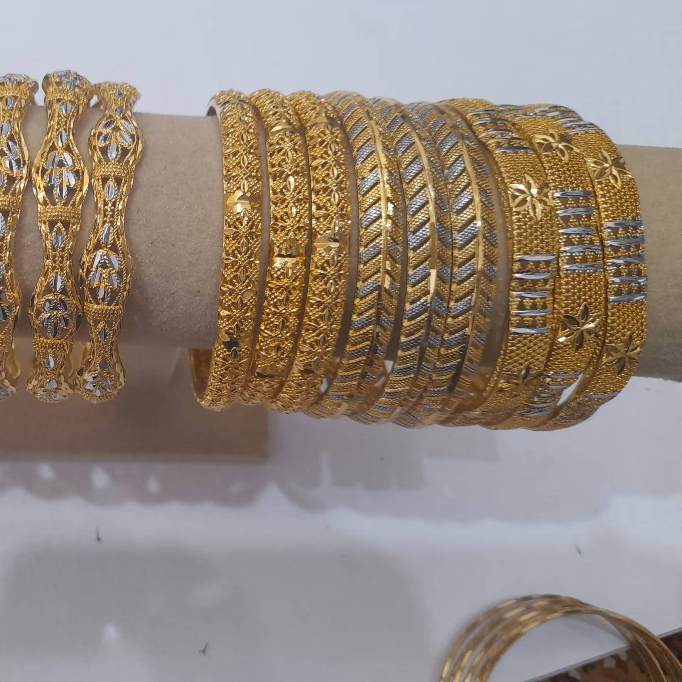 النگو طلاروس رنگ ثابت در طرحهای مختلف سایزهای متفاوت