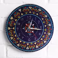 ساعت زمینه سرمه ای با طرح سنتی