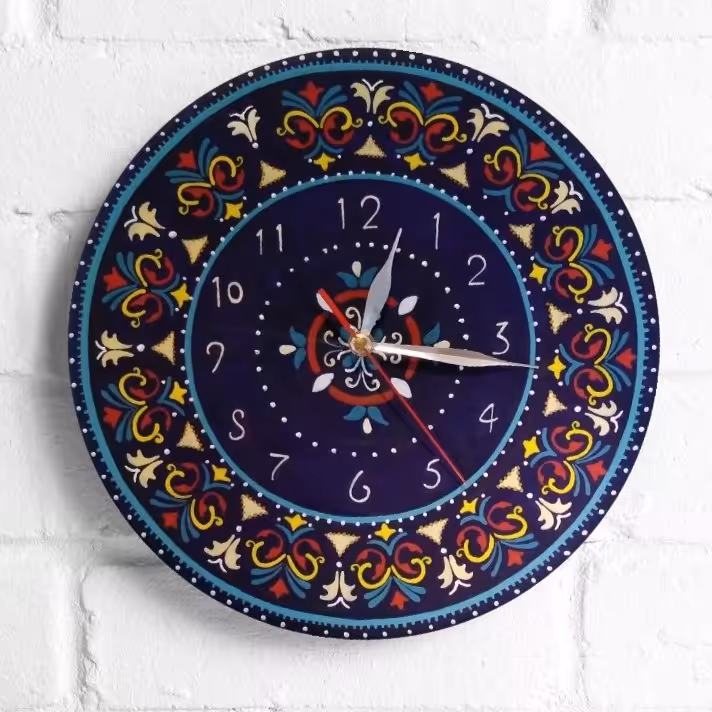 ساعت زمینه سرمه ای با طرح سنتی