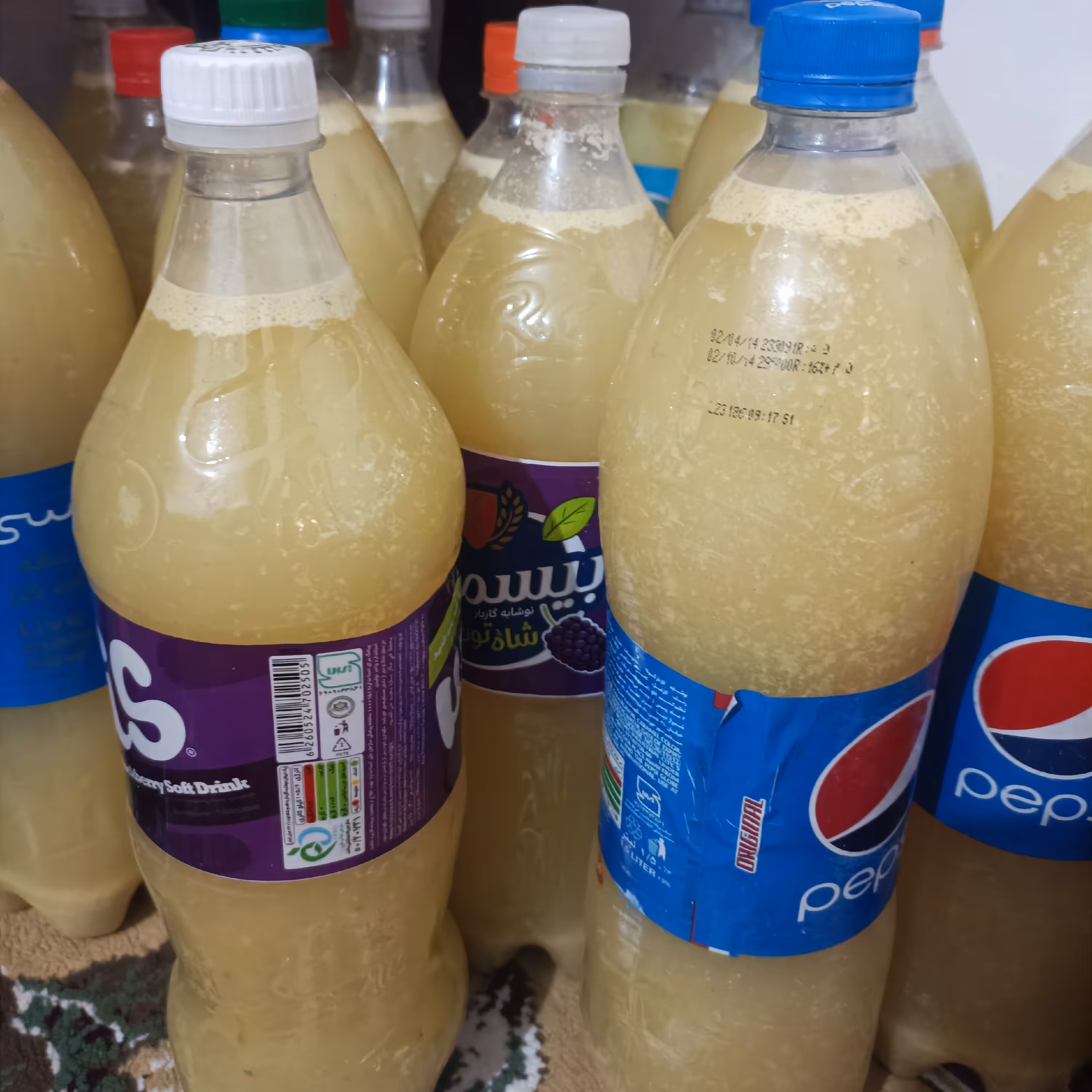 آبلیموی دست گیر خالص تازه و خوش رنگ محصول شیراز  در بطری های یک و نیم لیتری 