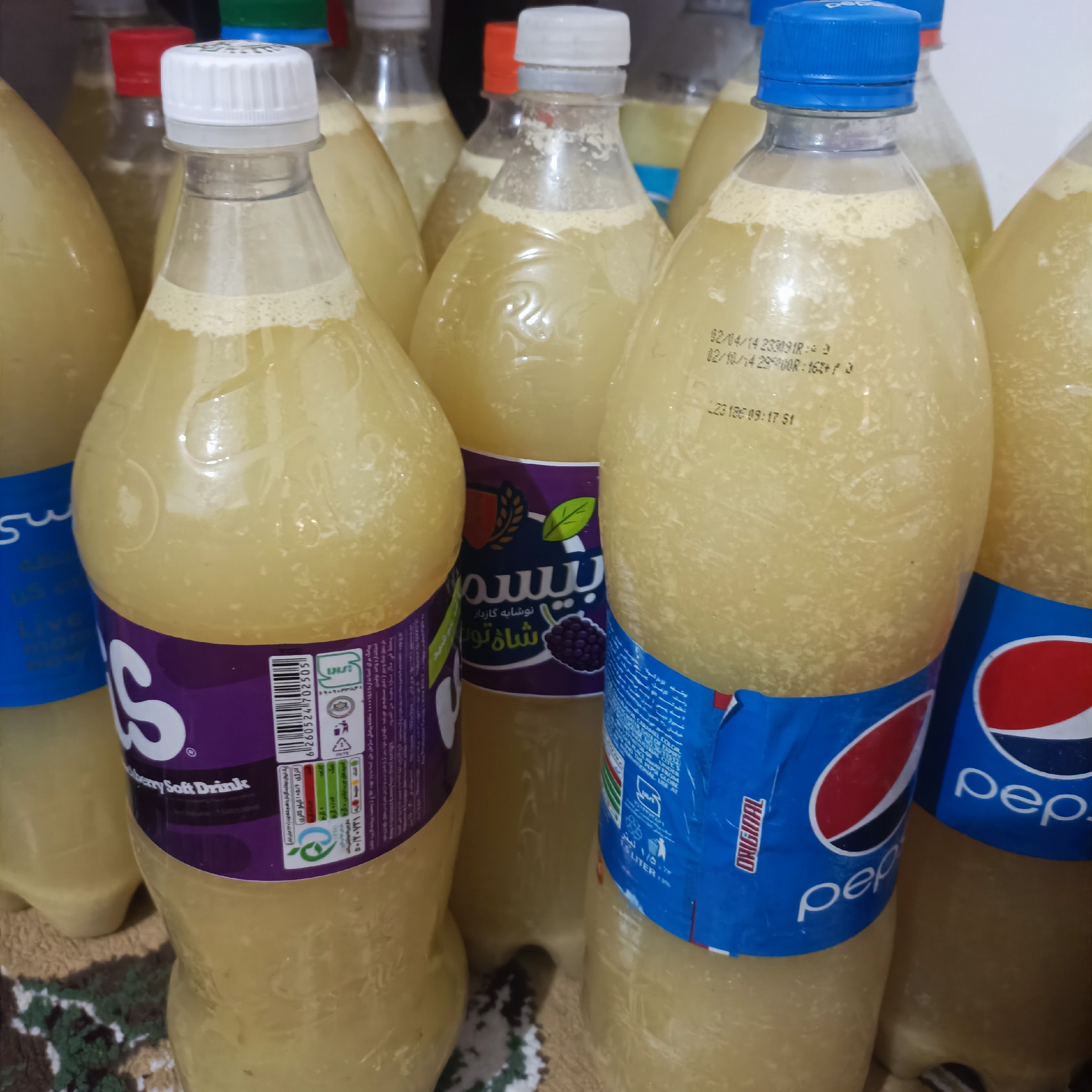 آبلیموی دست گیر خالص تازه و خوش رنگ محصول شیراز در بطری های یک و نیم لیتری