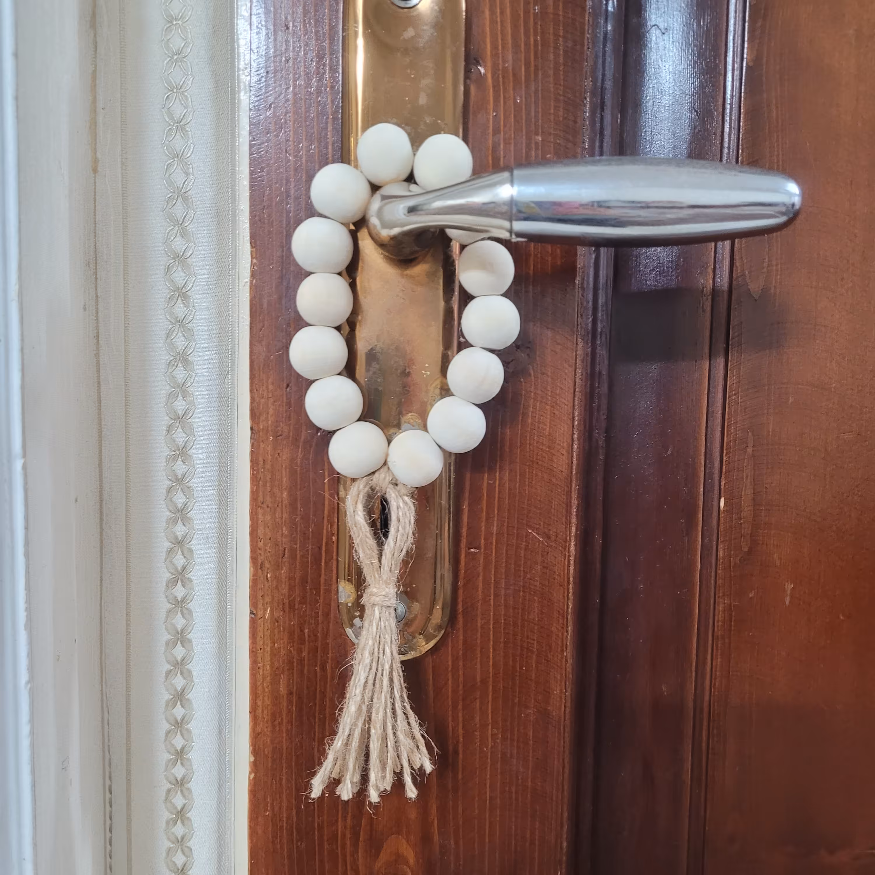 آویز دستگیره در و دکوری منزل از مهره های چوبی استفاده شده