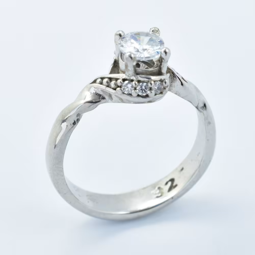 انگشتر نقره زنانه نگین دار  سولیتر  آبکاری رودیوم حلقه ازدواج و نامزدی  آقابزرگ