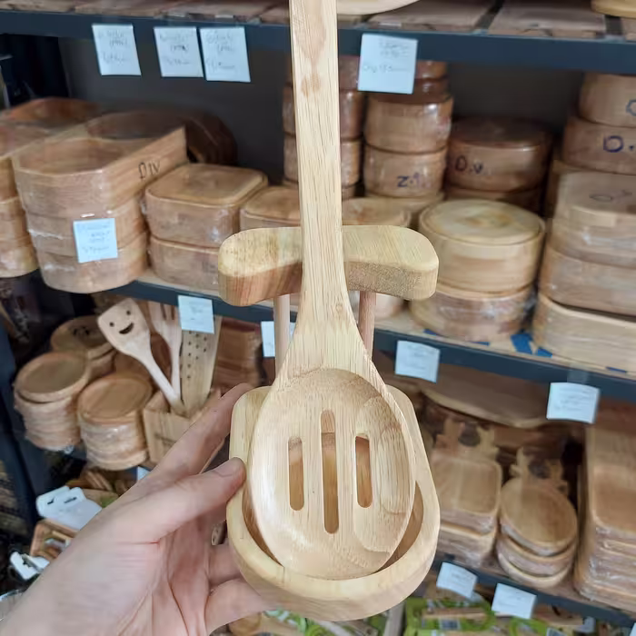 جاقاشقی چوبی کنارگازی ایستاده