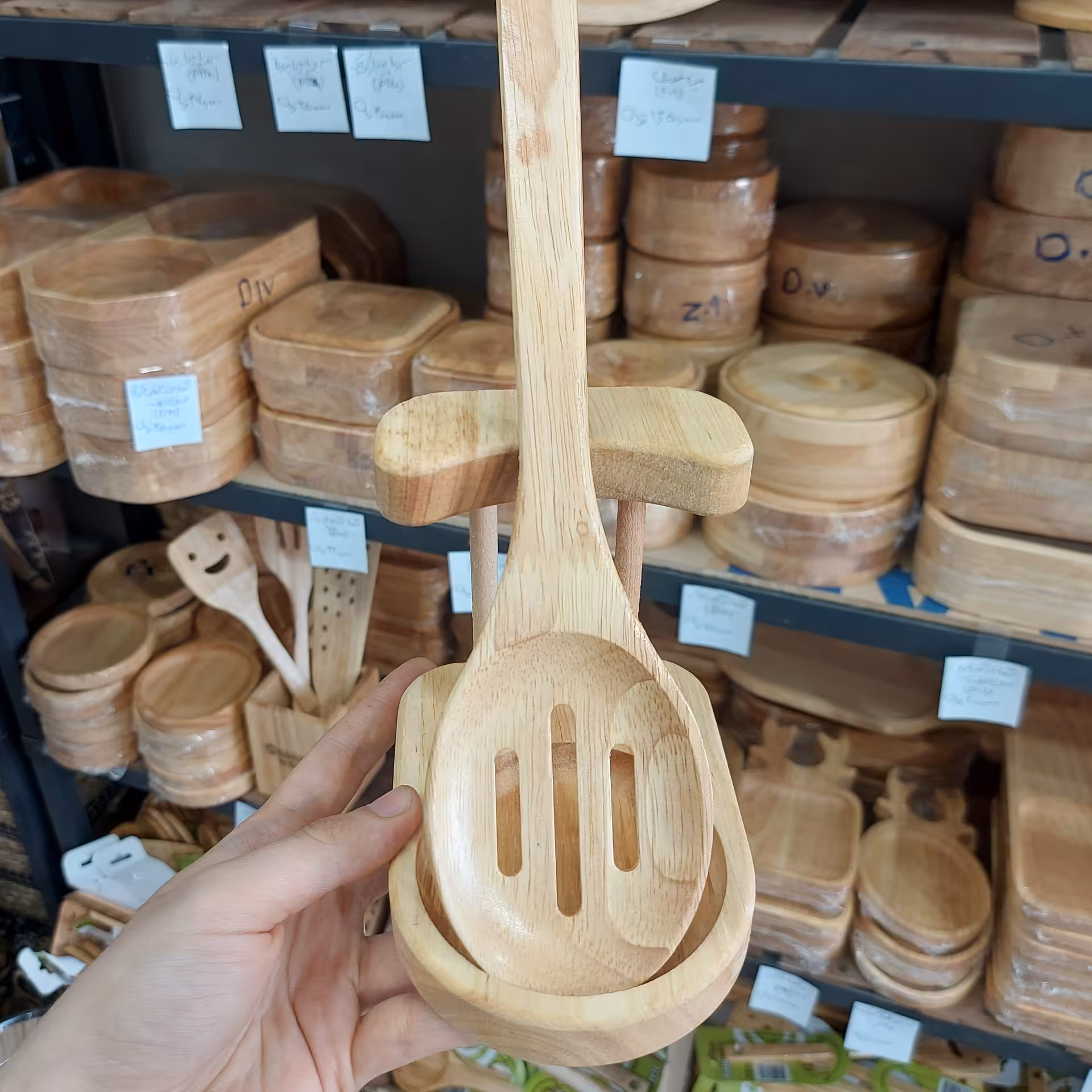 جاقاشقی چوبی کنارگازی ایستاده
