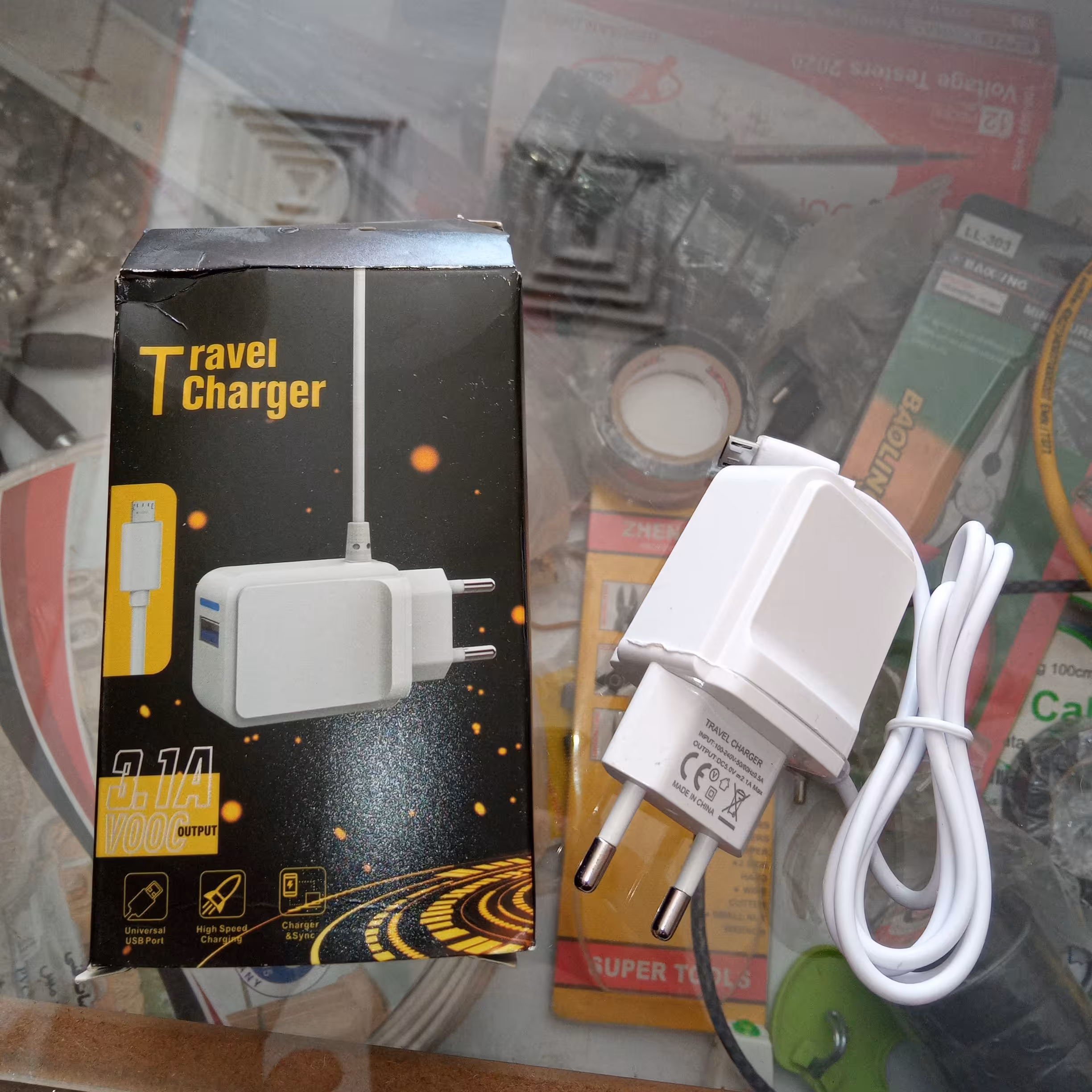 شارژر با کابل متصل میکرو و قابلیت اتصال یه کابل شارژ دیگر پنج ولت 2.1 آمپر 