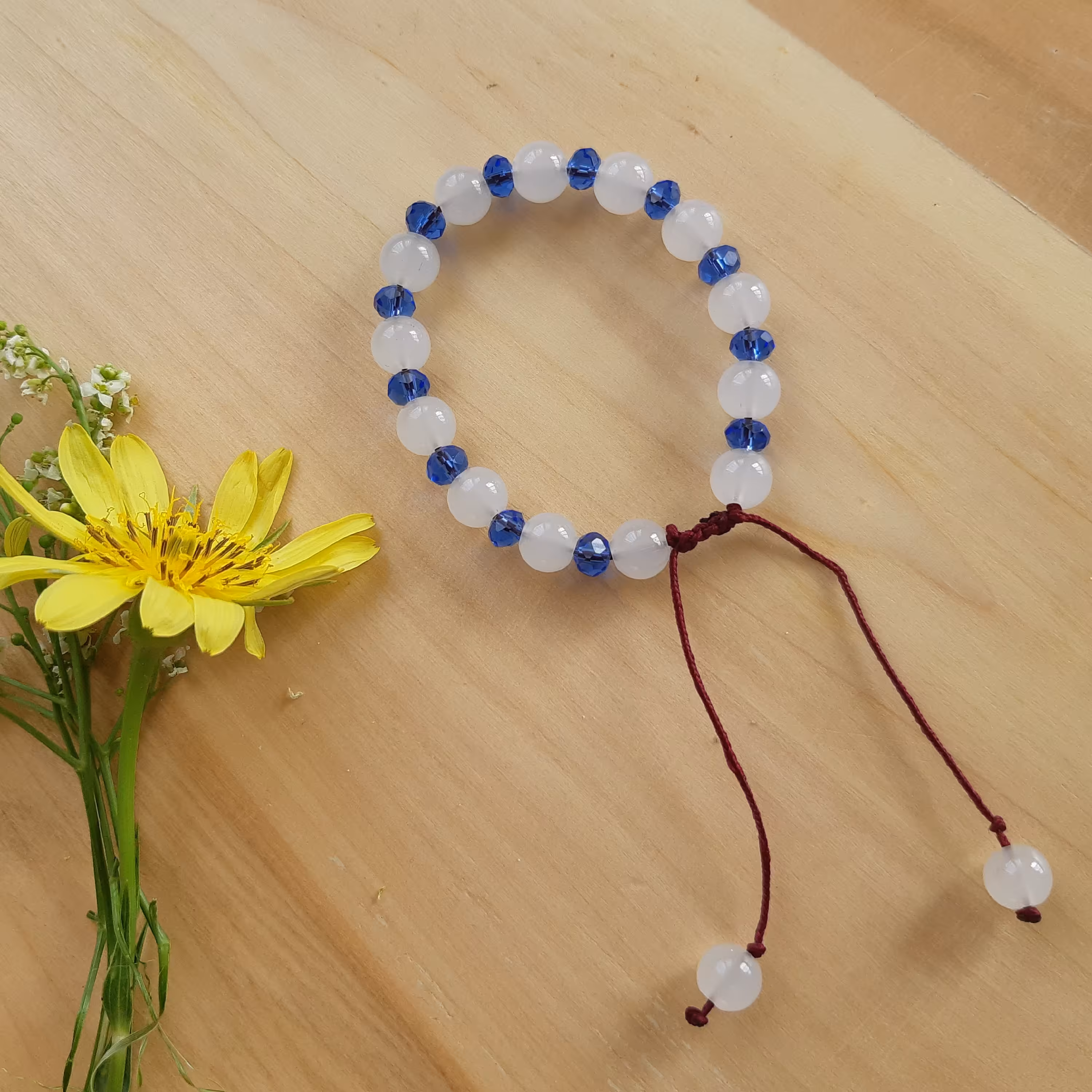 دستبند  با مهره سنگی سفید و کریستال لاجوردی با قفل کشویی مناسب برای همه سنین