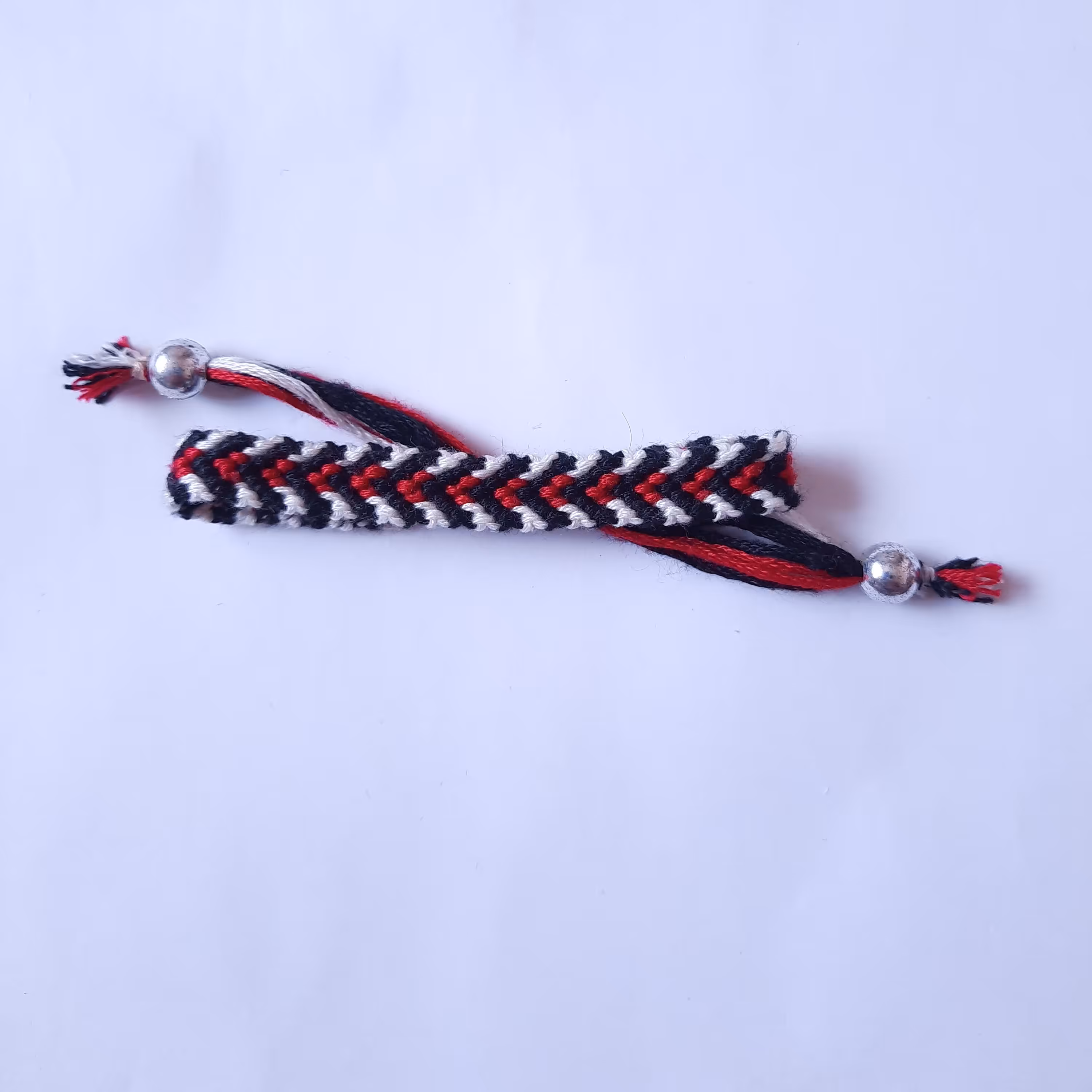 دستبند دوستی نخی طرح سه رنگبا گره کشویی مناسب هدیه دادن و هر سن و جنسیتی