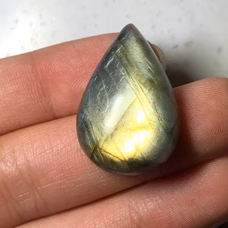 نگین لابرادوریت با تلالوئی بی نظیر وارداتی از کشور لابرادور کانادا تراش اشک کد 09