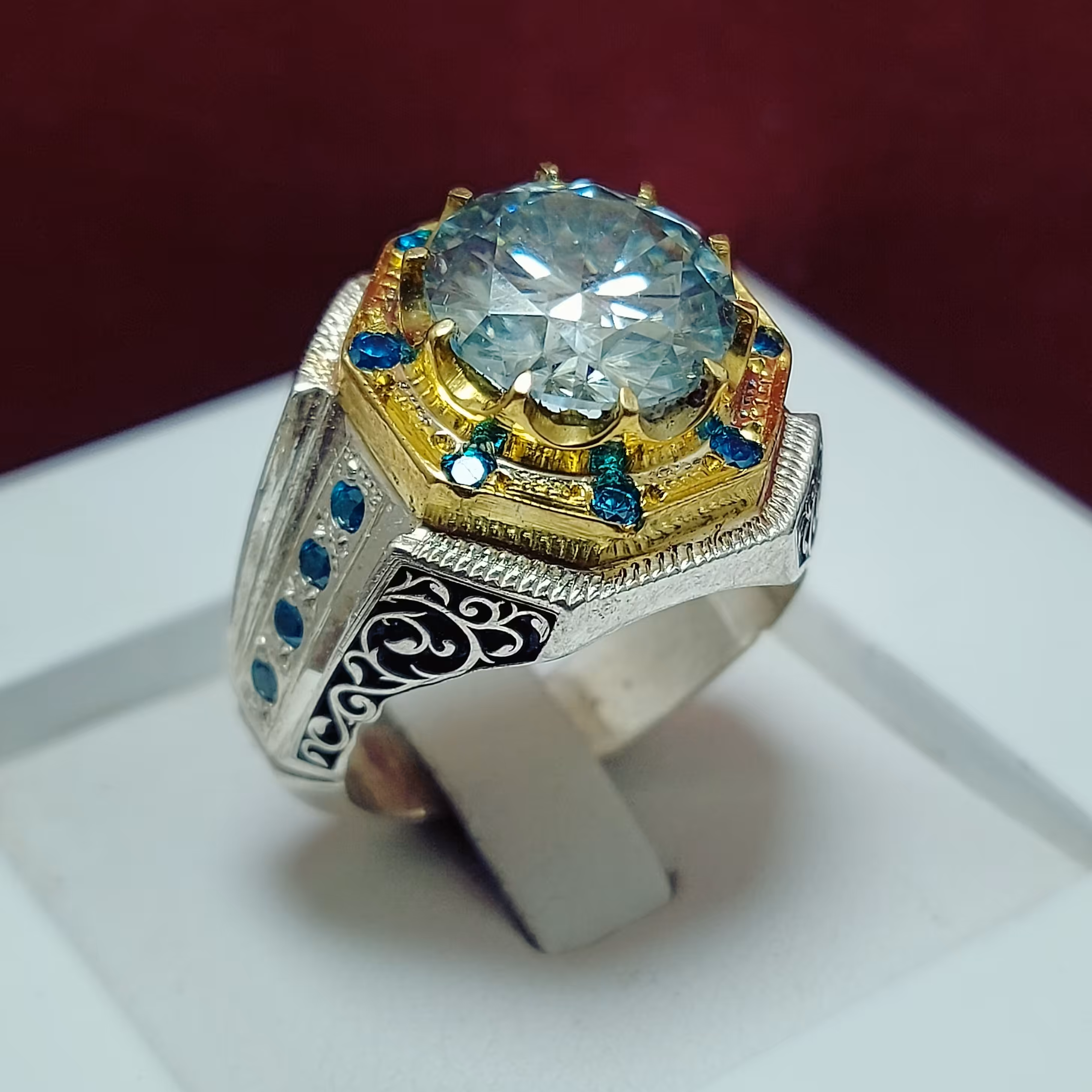 انگشتر کلکسیونی مردانه دستساز نقره با نگین موزینایت الماس روسی درجه یک تلالو عالی قلمزنی شده با مخراج نگین  آبی صنعتی 