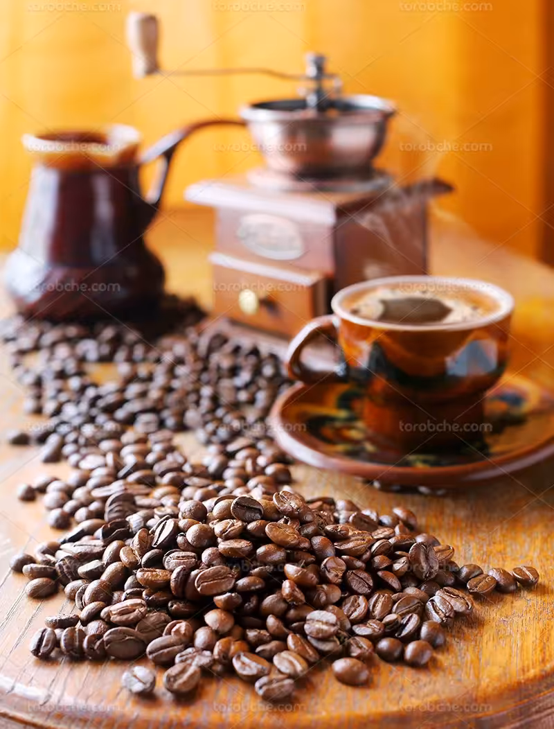 عکس دانه های قهوه روی میز چوبی | گرافیک با طعم تربچه