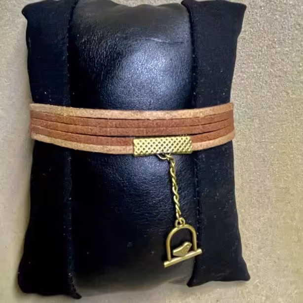 دستبند تریشه چرمی مدل ساده قهوه ایز کم رنگ و پر رنگ همراه با زنجیر و خرج کار برنزی 