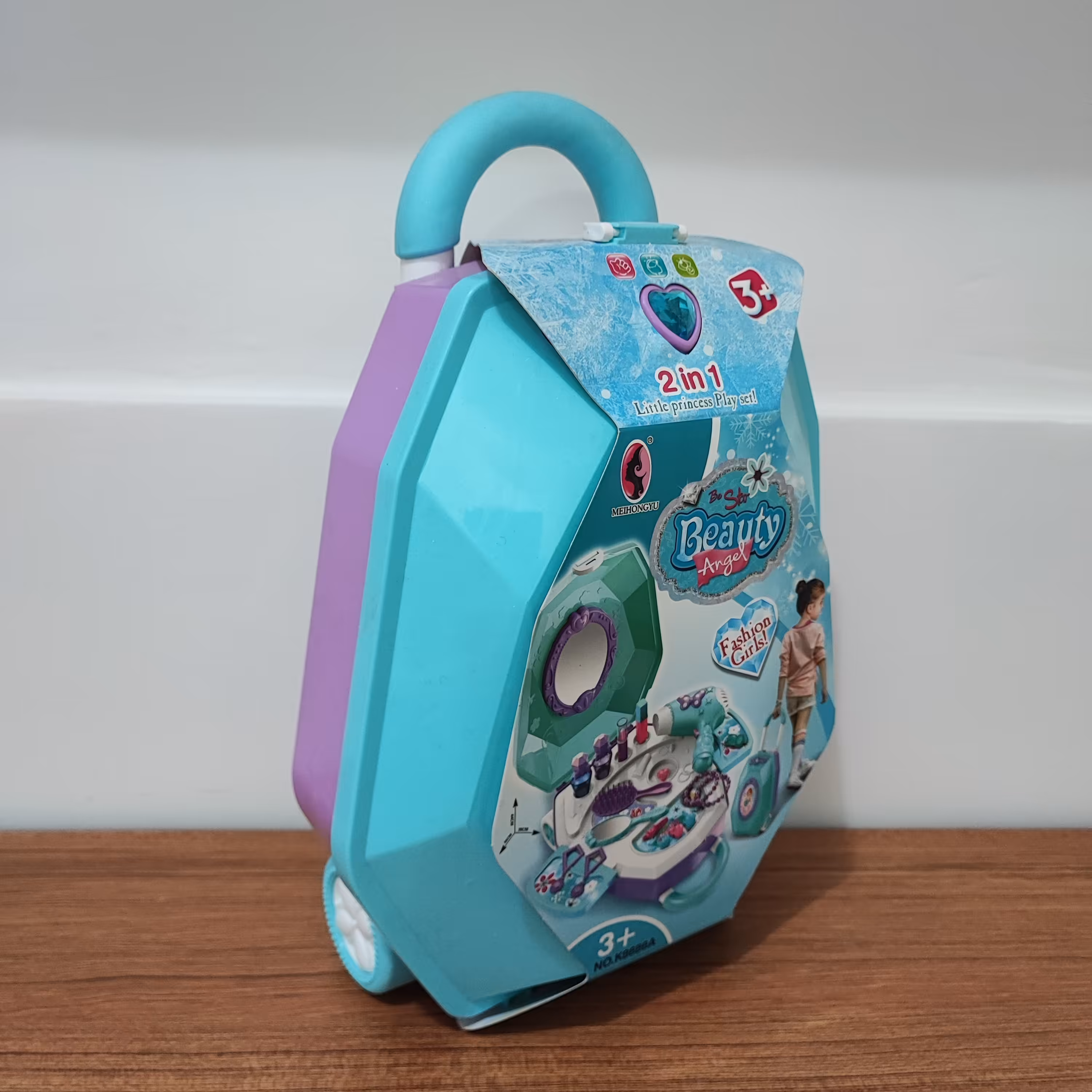 بازی آموزشی و سرگرمی دخترانه لوازم و وسایل آرایشی دارای کیف چرخ دار و سشوار باتری خور مناسب هدیه