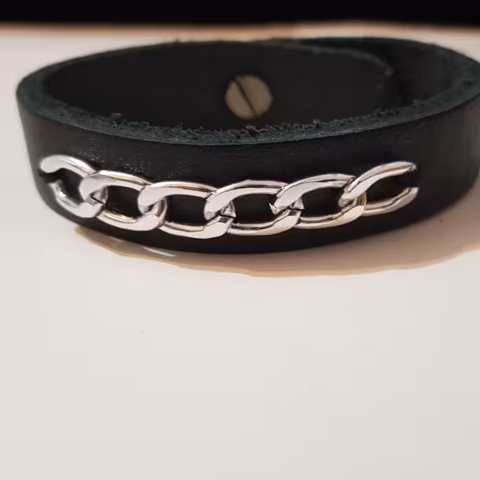 دستبند چرم طبیعی با طرح کارتیه