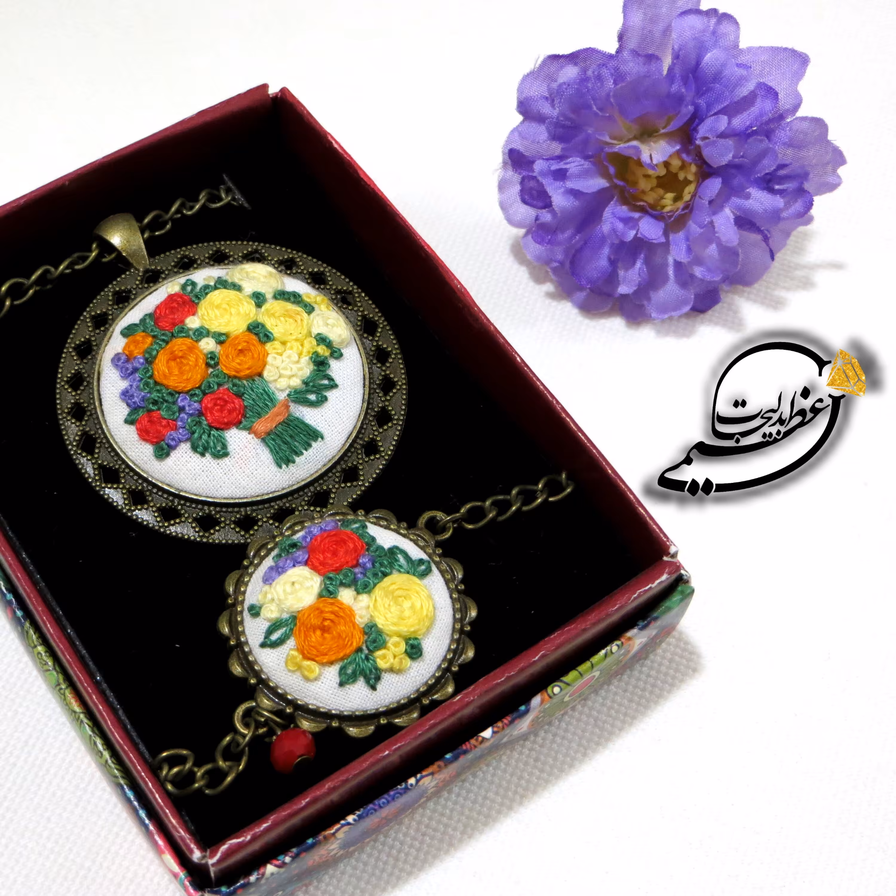 گردنبند (رومانتویی) (رولباسی) و دستبند پلاک گلدوزی بسیار شیک و خاص کد 567