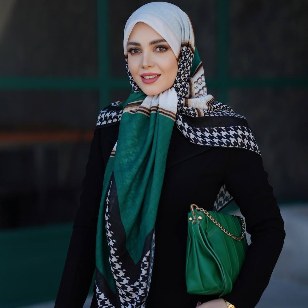 روسری نخ گارزا قواره 135 دور دوخت ماشینی در دو رنگ
