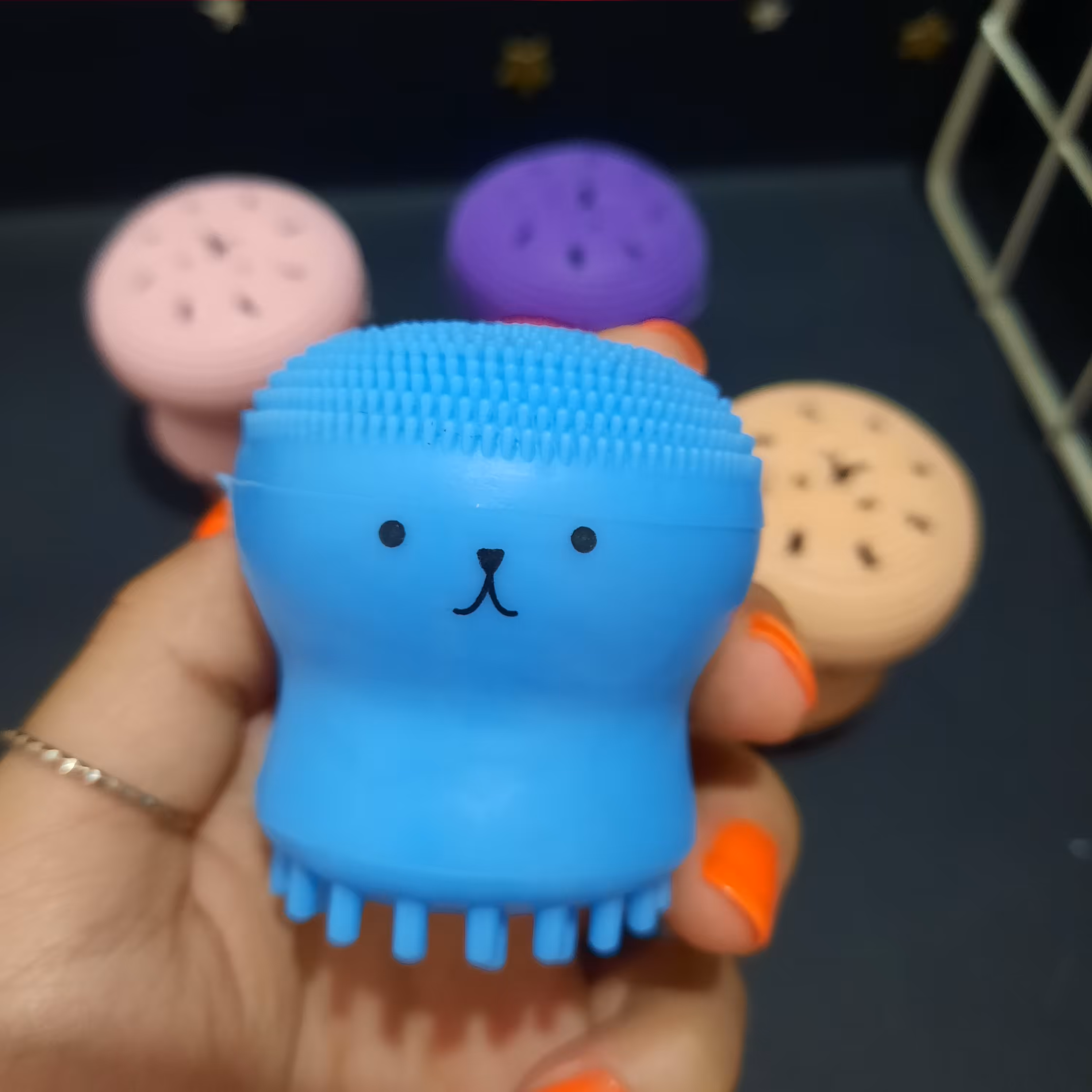 فیس واش هشت پا سیلیکونی با دو رویه برای شستشوی بدن و صورت مناسبه (آبی)