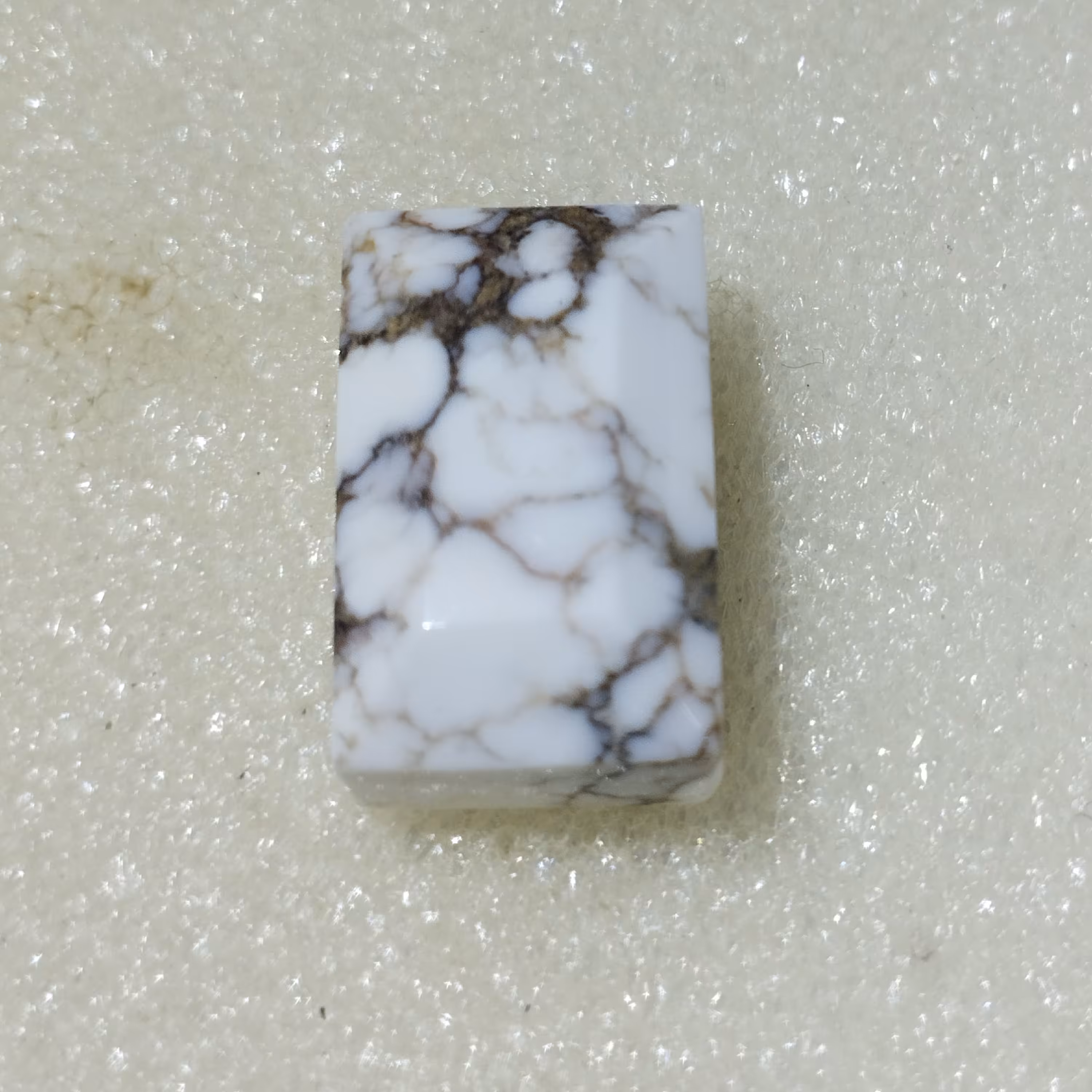 نگین هائولیت معدنی دستساز 